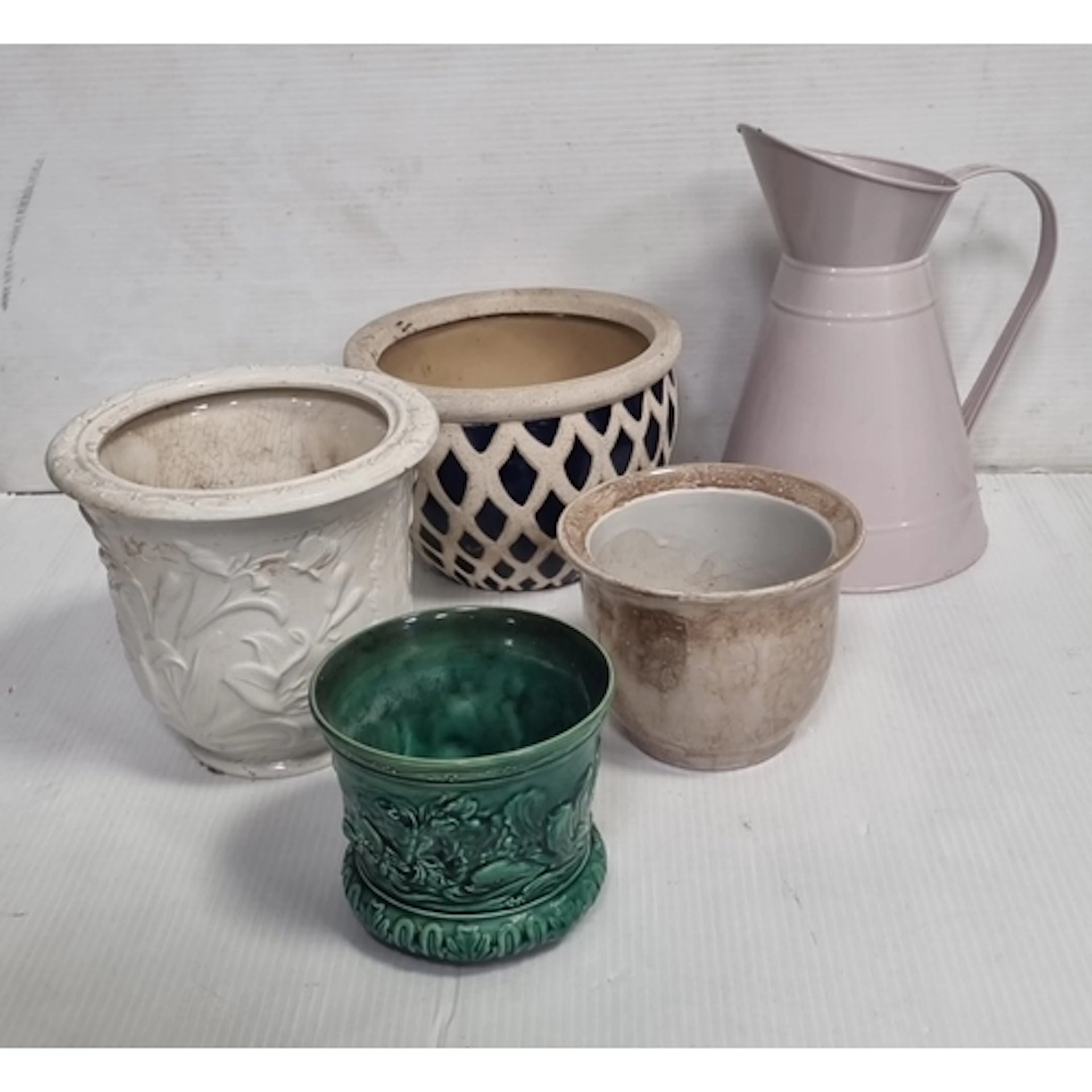 Lot of 4x ceramic planters and a metal ewer, H: 30cm.