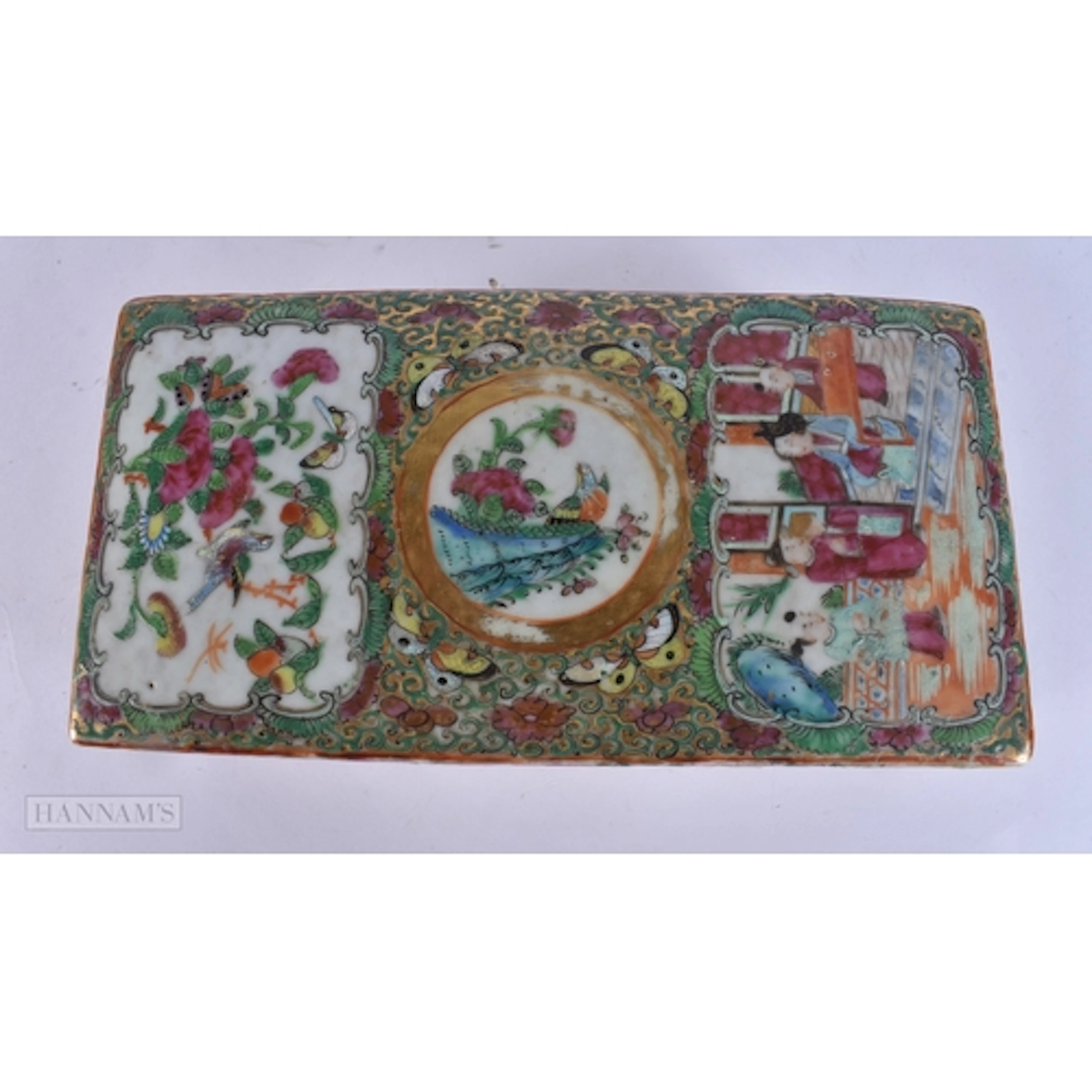 A 19TH CENTURY CHINESE CANTON FAMILLE ROSE BOX AND COVER Qin...