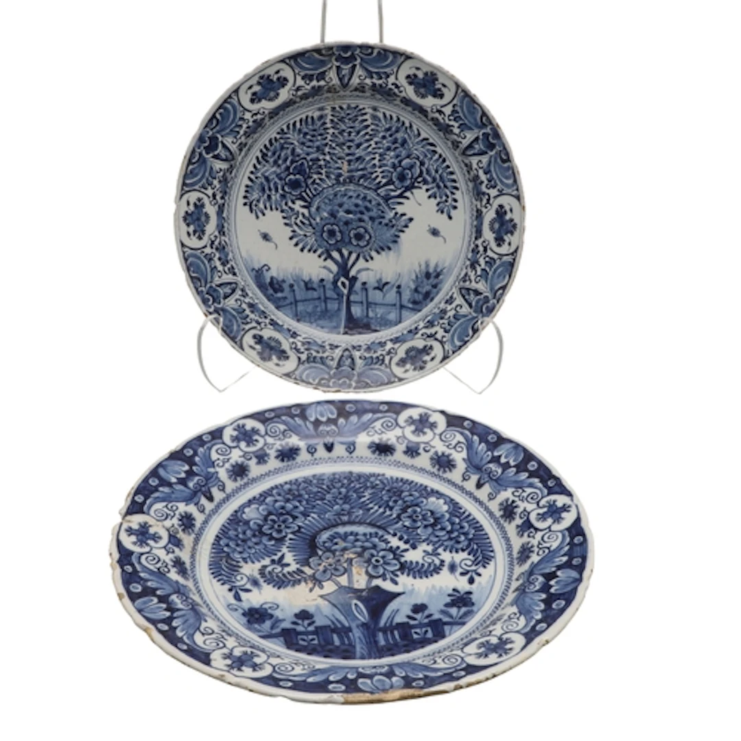 A NEAR PAIR OF 18TH CENTURY DUTCH DELFT CHARGERS. Two simila...