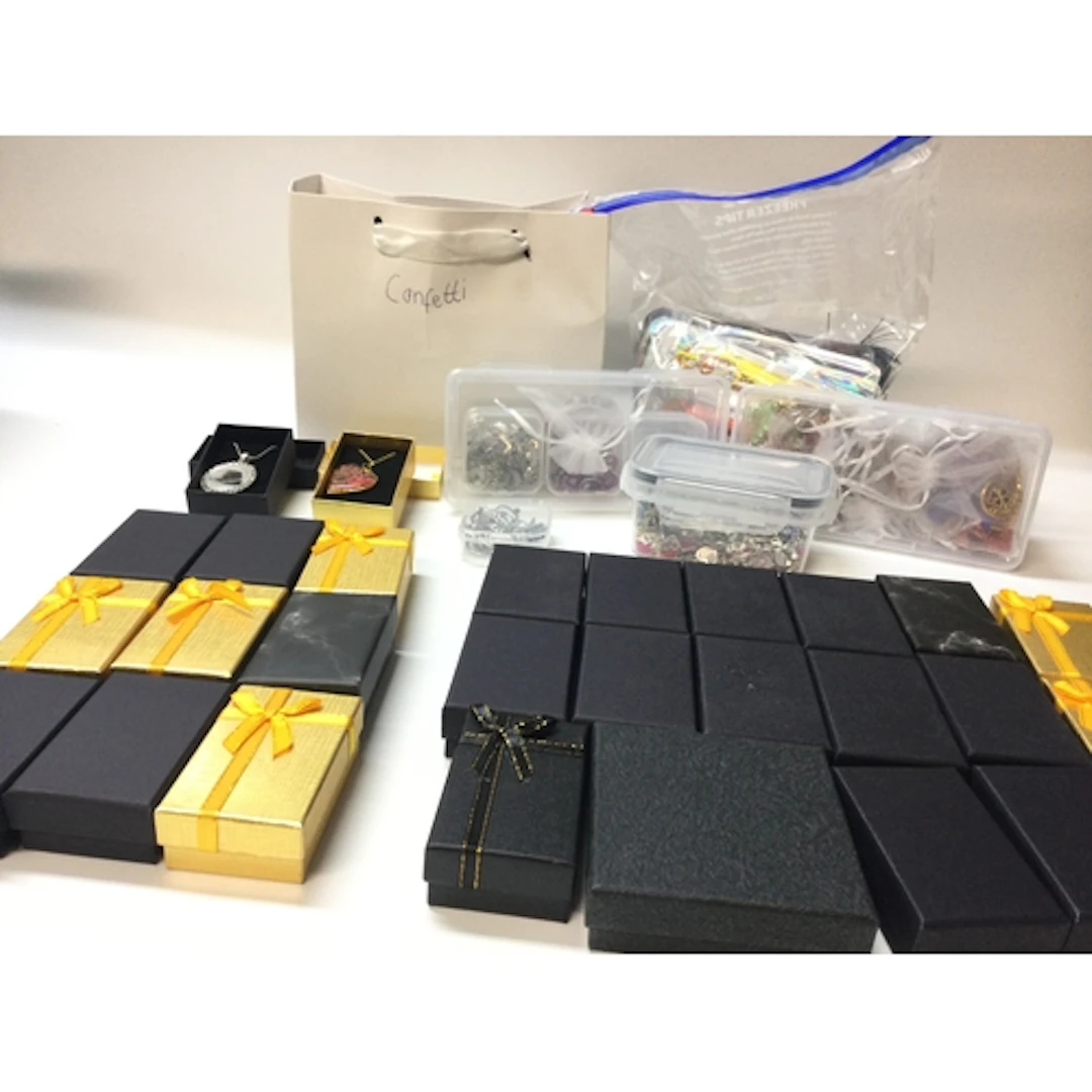Large Quantity of resin jewellery bankrupt stock