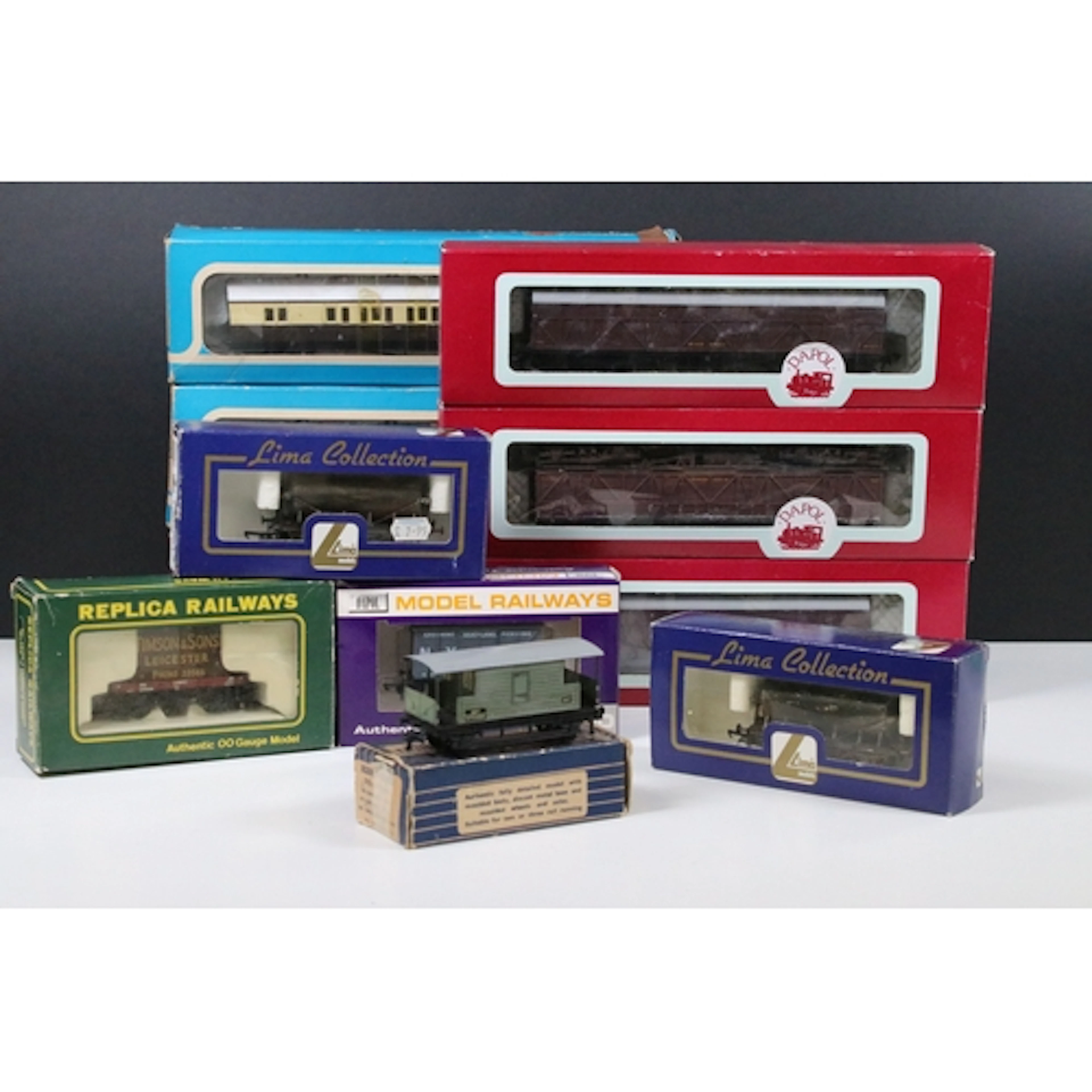 11 Boxed OO gauge items of rolling stock to include 5 x Dapo...