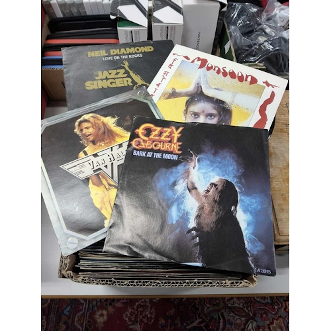 V A BOX OF 7" VINYL SINGLES including 'The Best of Times' by...