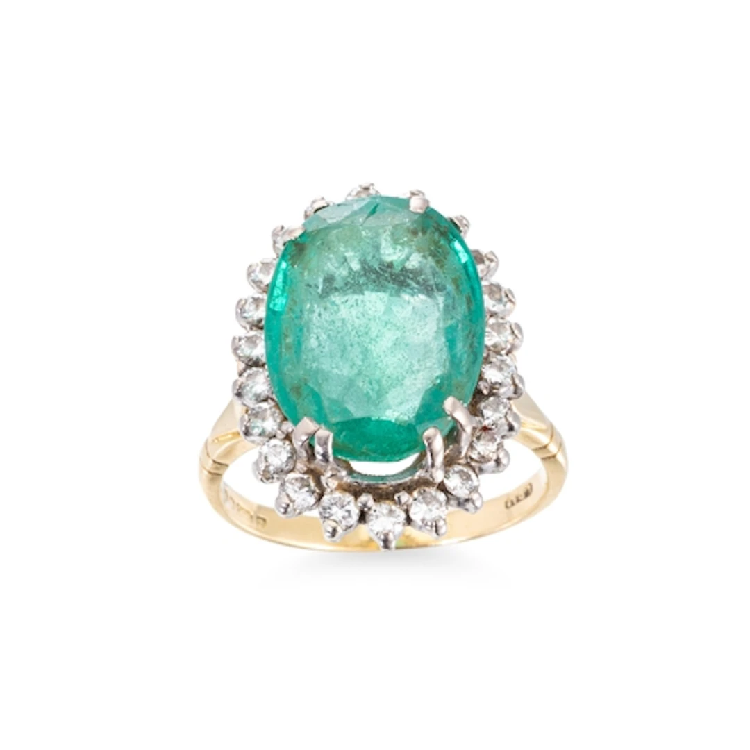 AN EMERALD AND DIAMOND CLUSTER RING, the brilliant cut diamo...