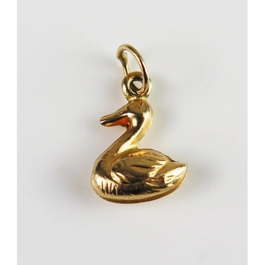 A precious yellow metal charm in the form of a duck, AuRACLE...