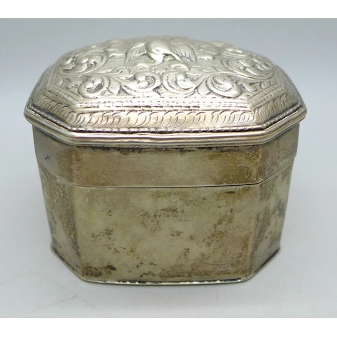 An Eastern white metal box, signed to base, 105g, 6.6 x 5.5c...