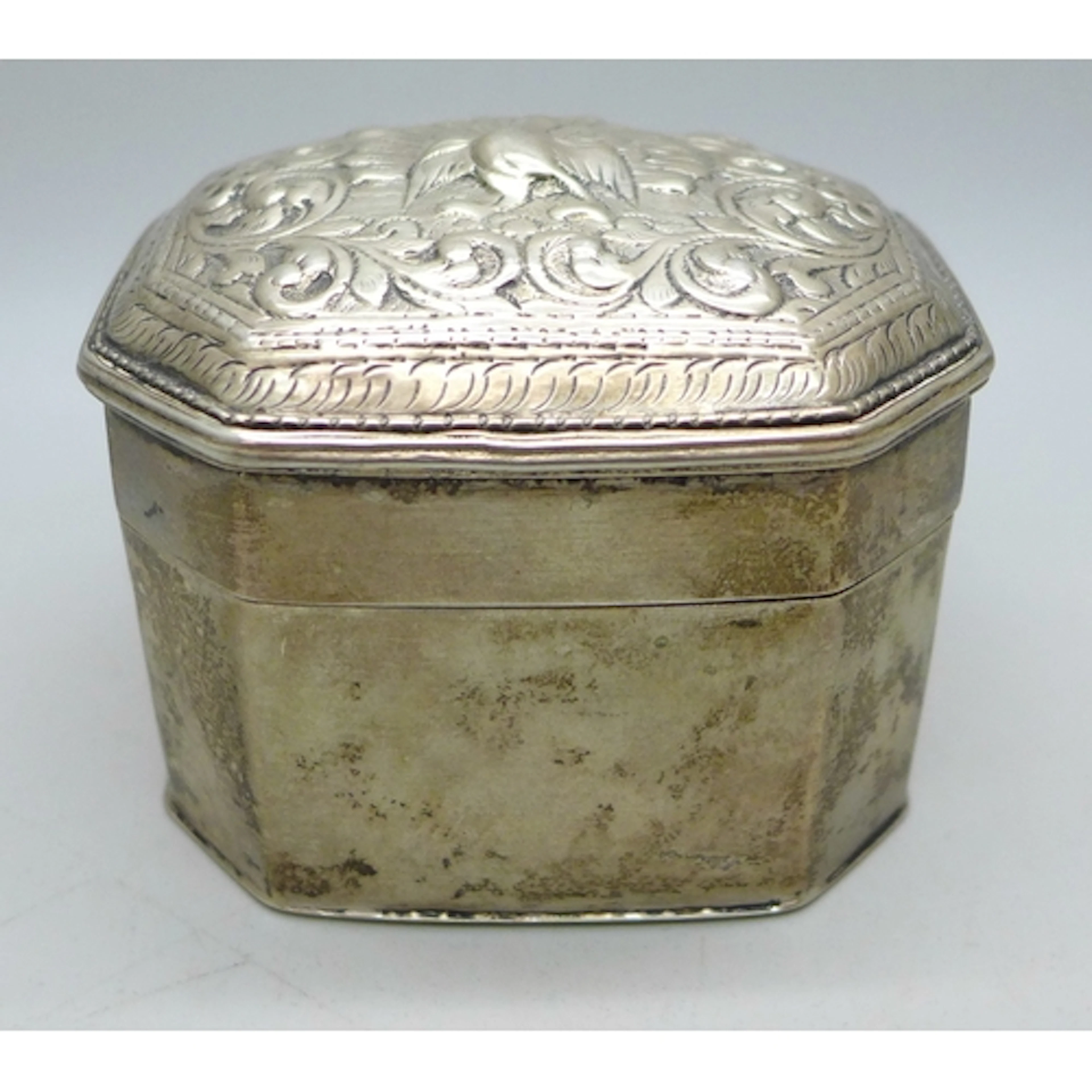 An Eastern white metal box, signed to base, 105g, 6.6 x 5.5c...