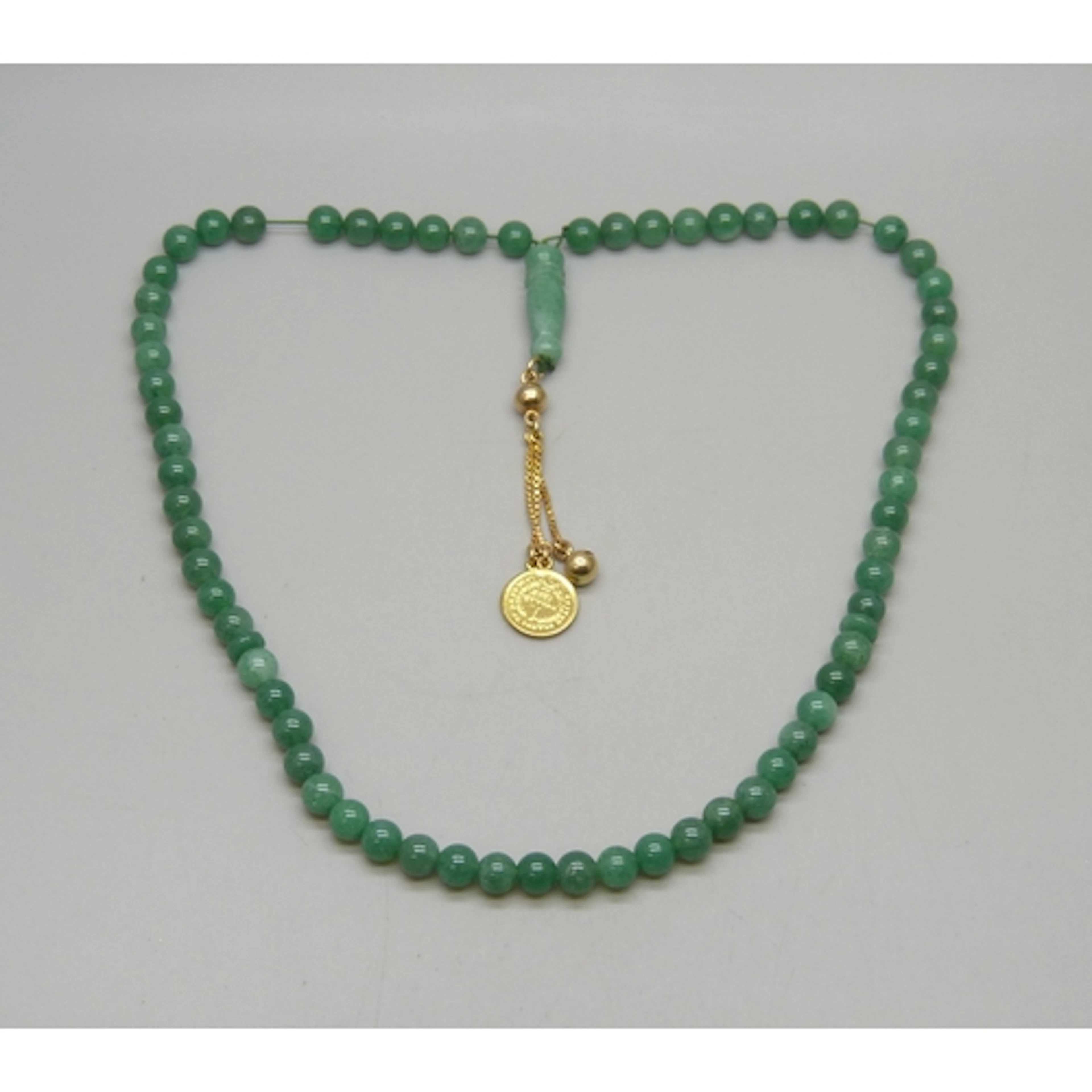 A jade/jadeite bead necklace, 40g