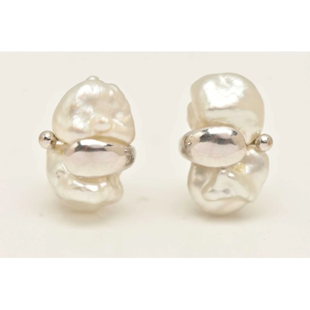 A PAIR OF WHITE METAL BAROQUE CULTURED PEARL EARRINGS, white...