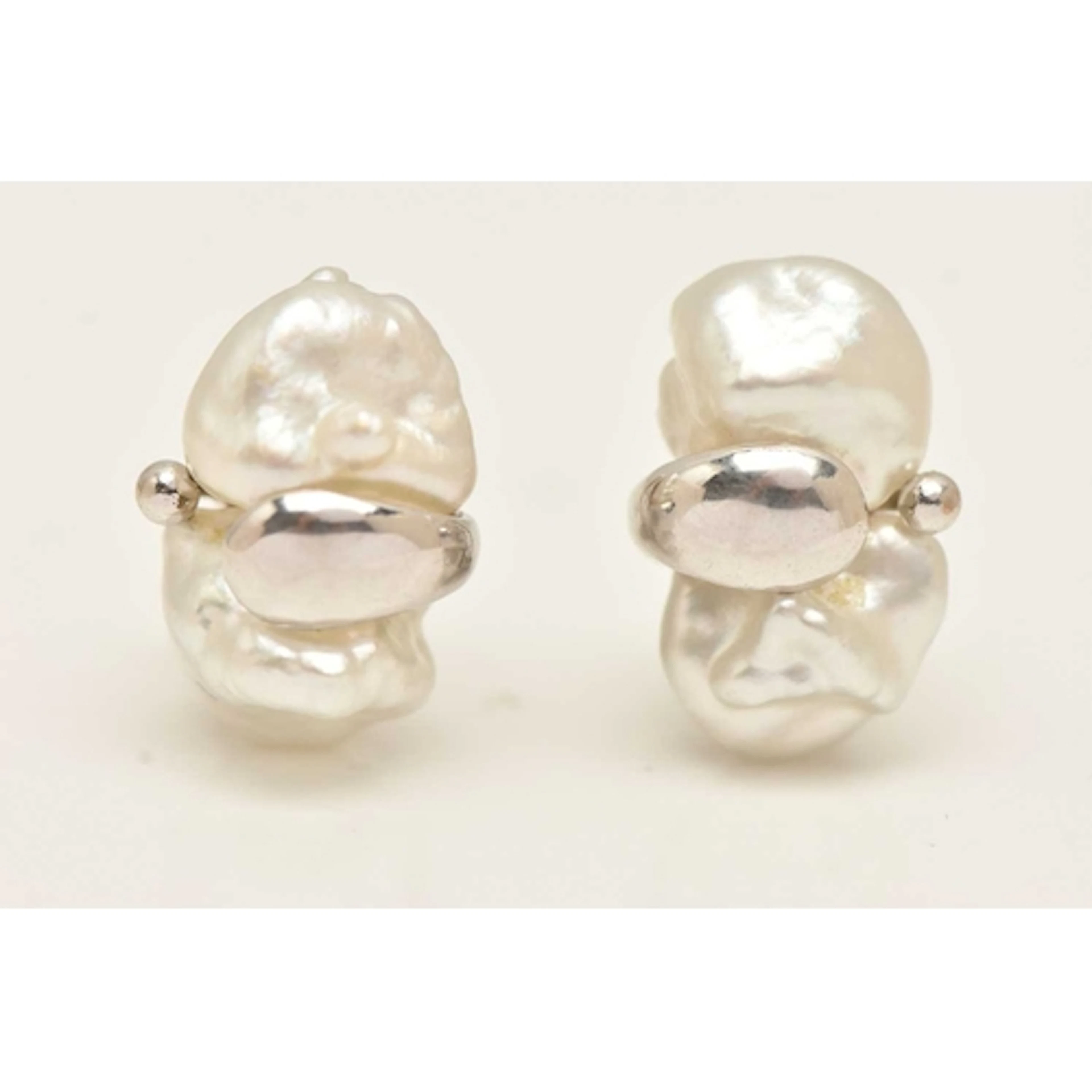 A PAIR OF WHITE METAL BAROQUE CULTURED PEARL EARRINGS, white...