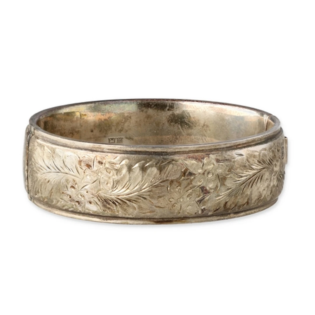 AN ANTIQUE SILVER BANGLE Weight: 29.2gms