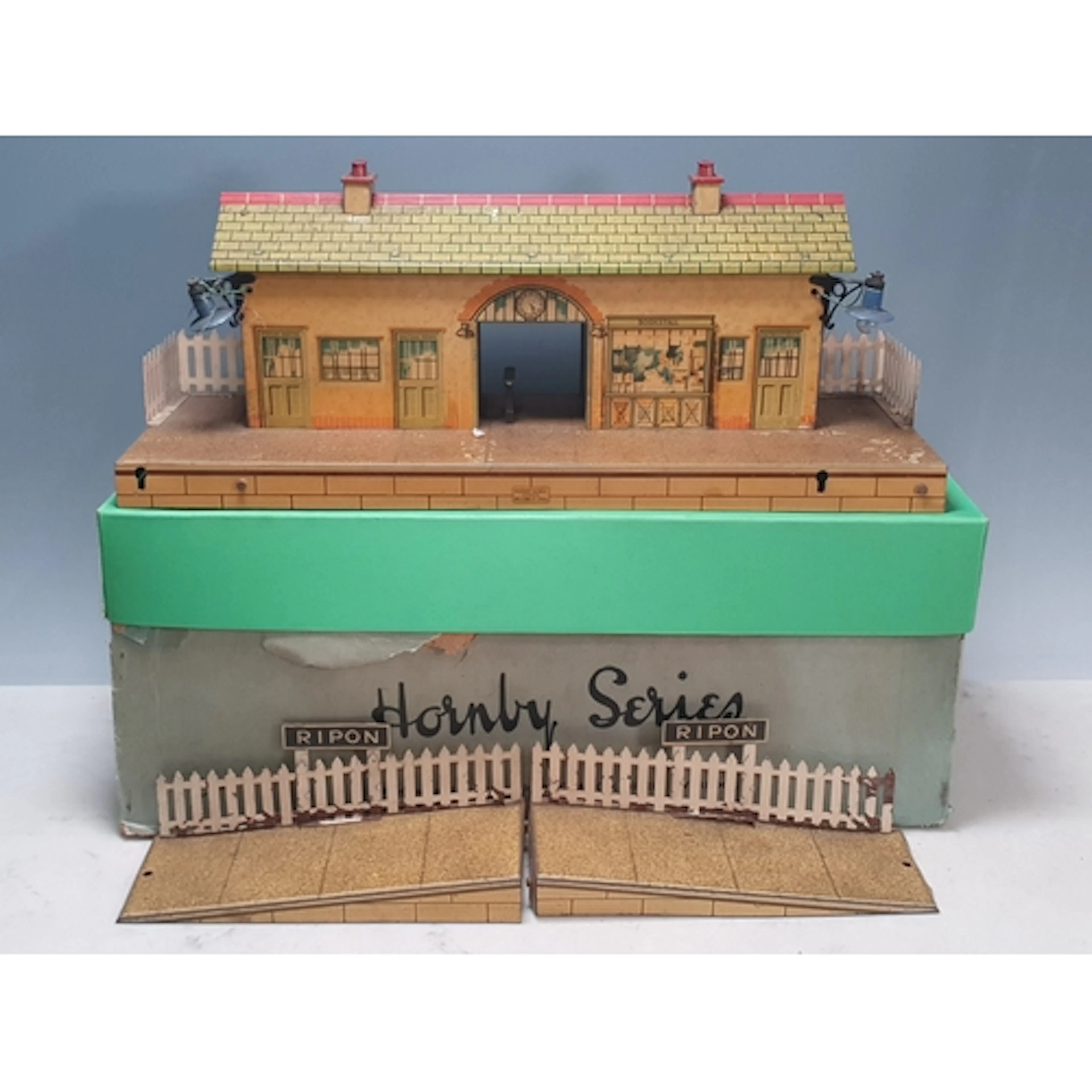 A boxed Hornby 0 gauge No.4E 'Ripon' Station, F, box A/F wit...