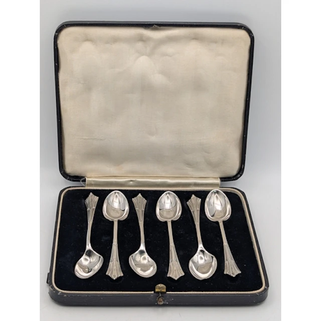A set of six silver teaspoons, hallmarked Sheffield 1960, to...