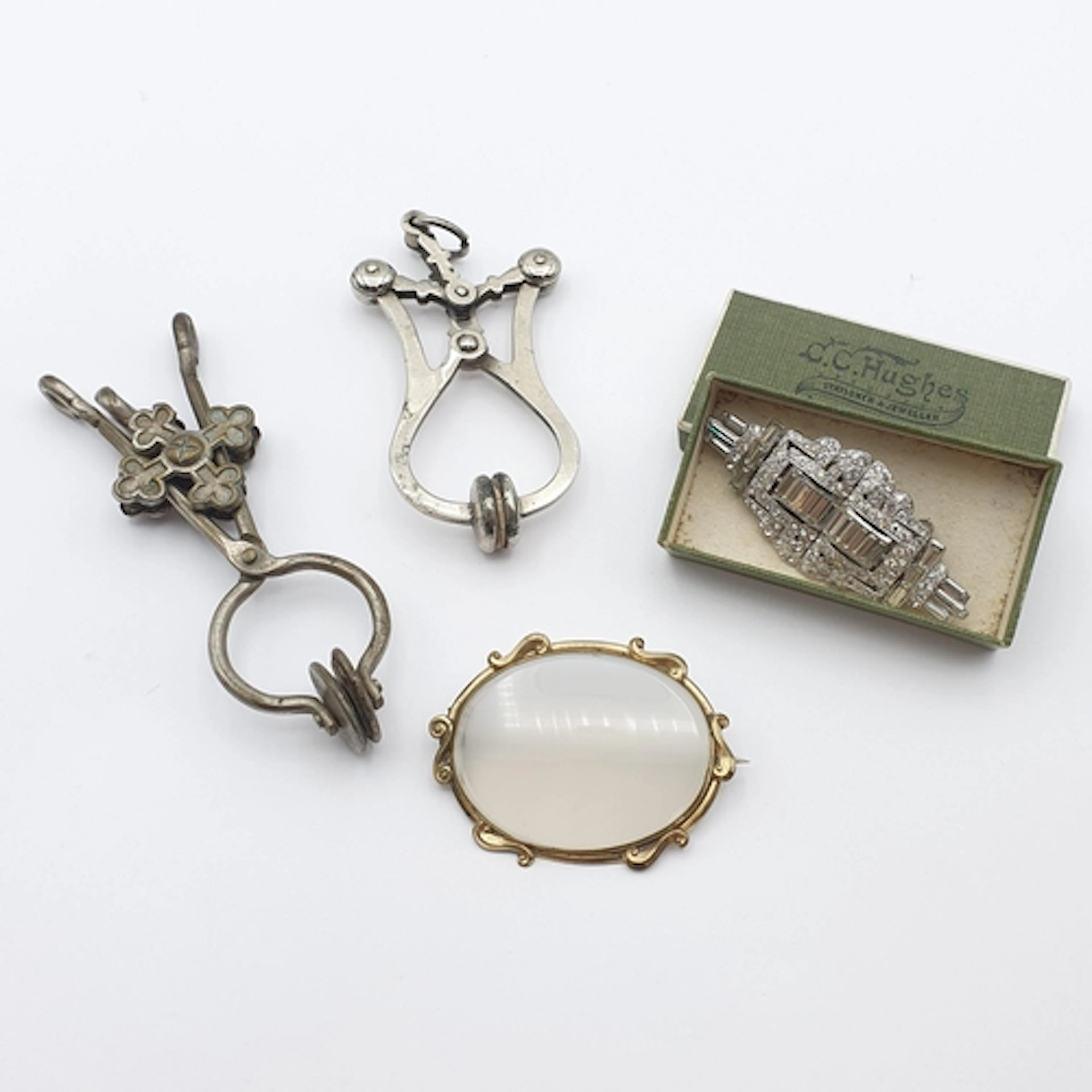 A pinchbeck Victorian Brooch set oval panel of agate, a 1930...