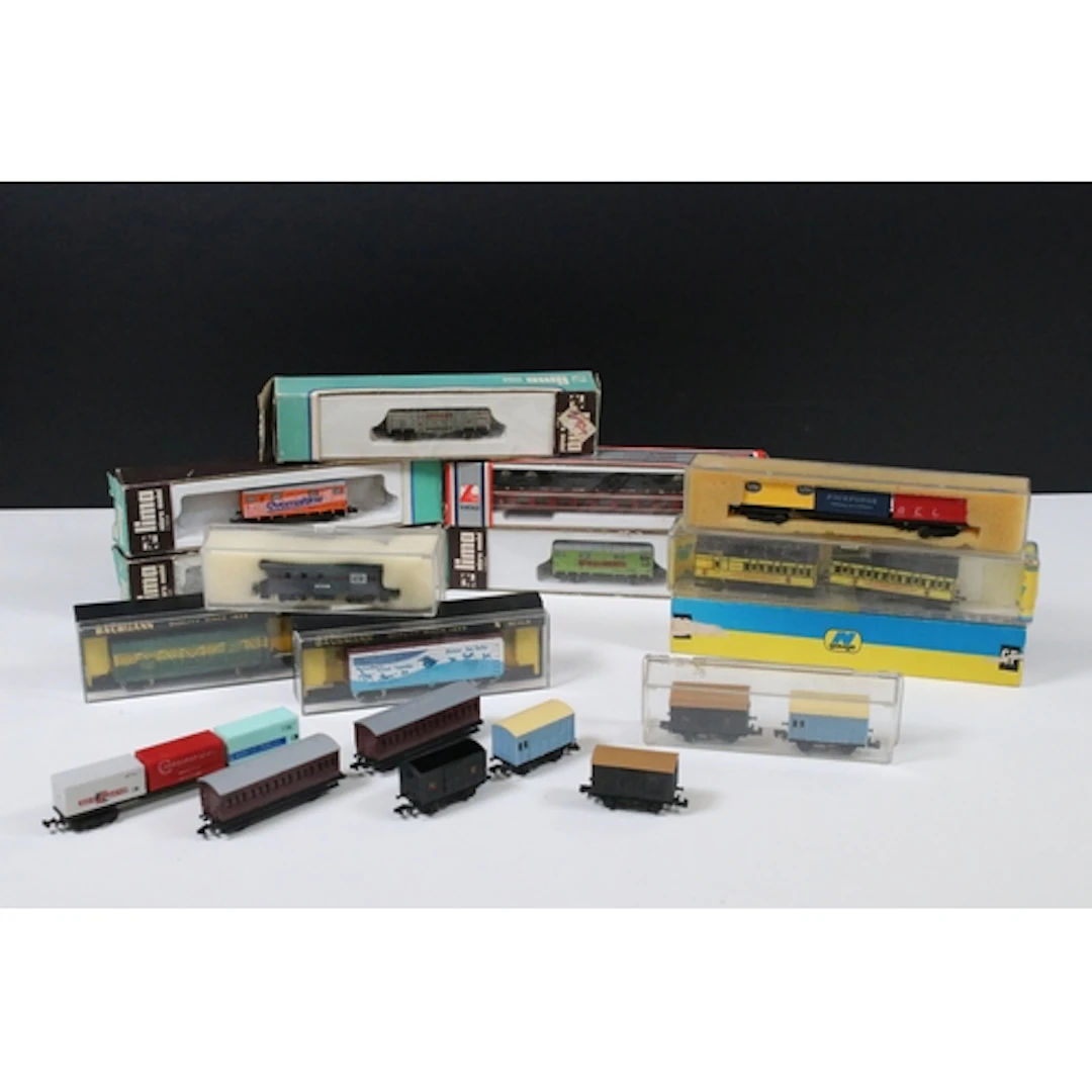 12 Boxed / cased N gauge items of rolling stock to include L...