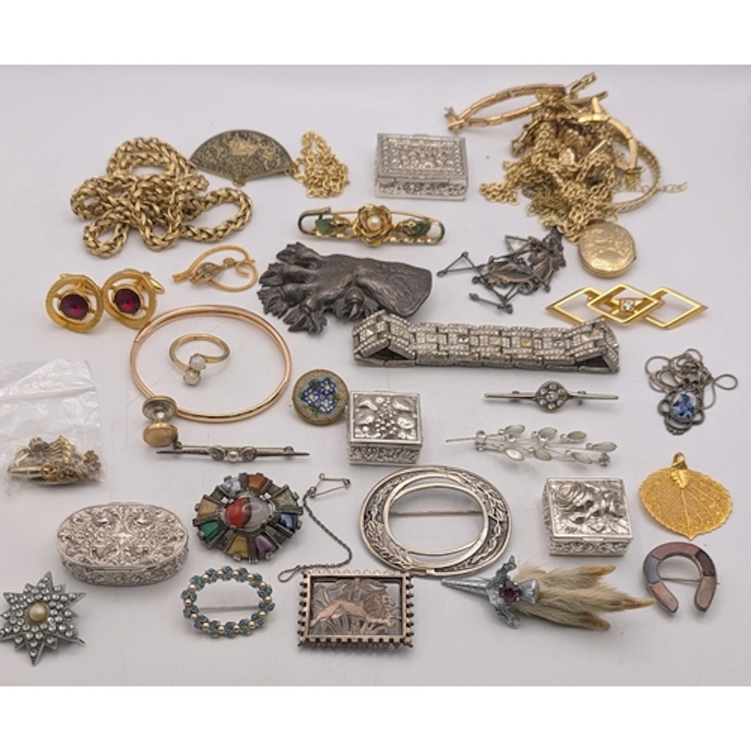 A mixed group of silver, silver plated and gold plated jewel...