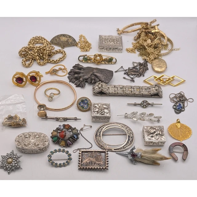 A mixed group of silver, silver plated and gold plated jewel...