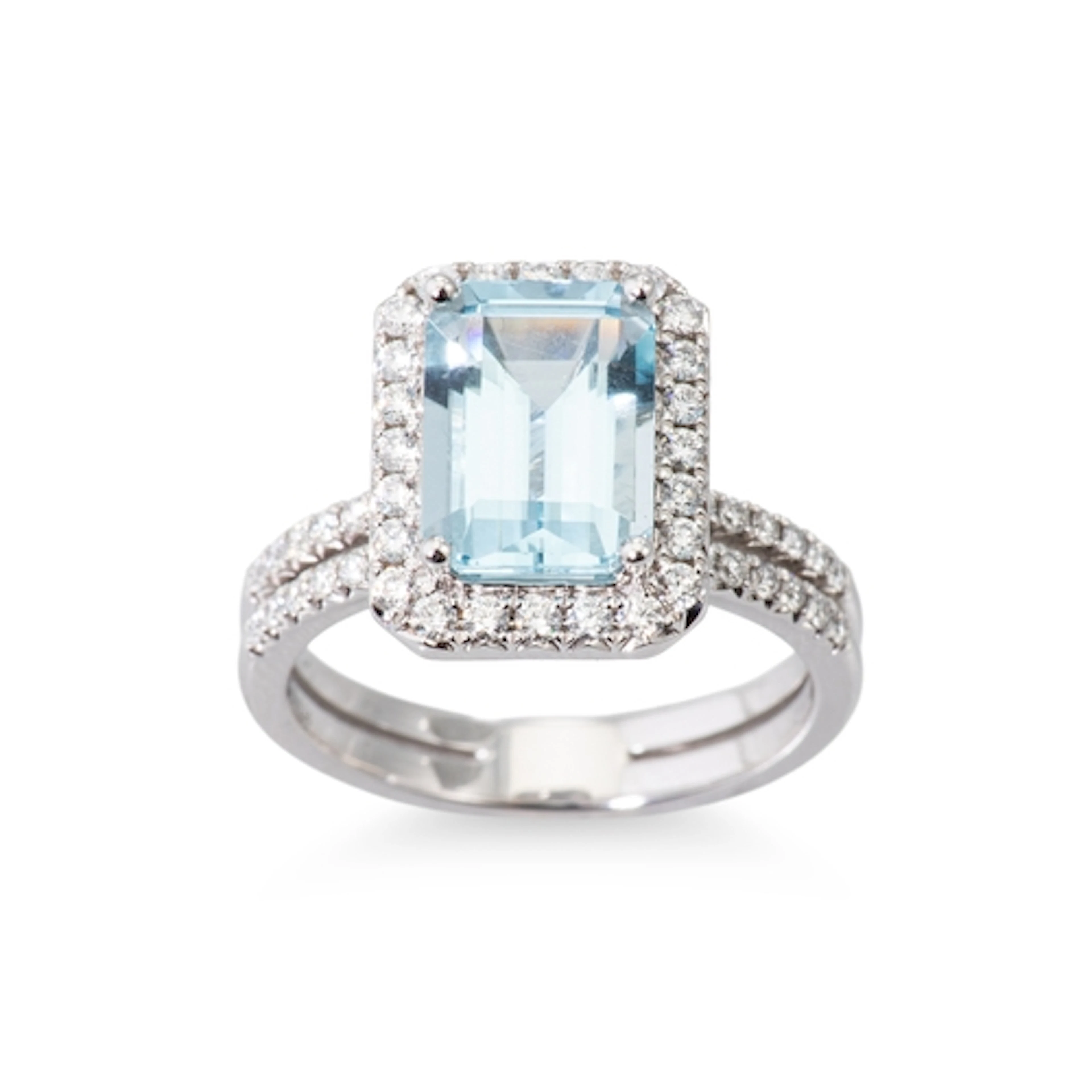 AN AQUAMARINE AND DIAMOND CLUSTER RING, to double rowed diam...
