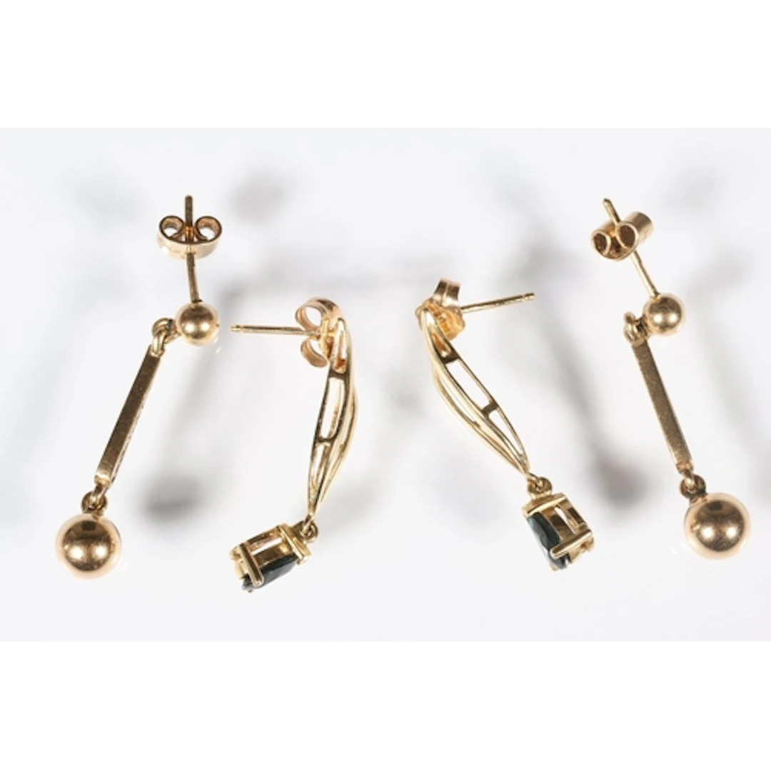 Two pairs of 9ct gold earrings, 4.4g gross.