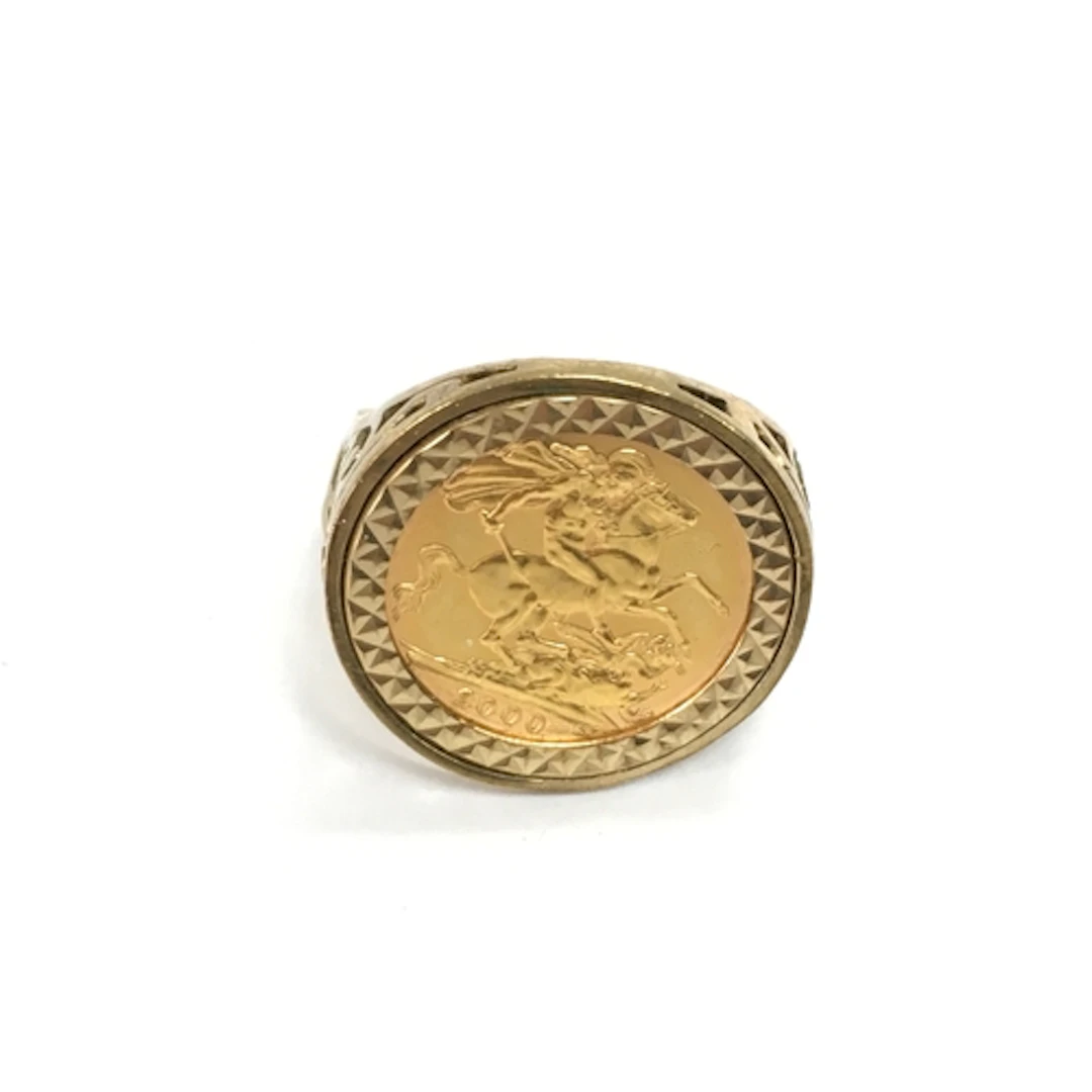 A 2000 half Sovereign in 9ct ring (A/F) 7.4g total