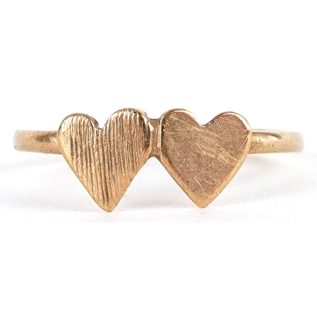 9ct gold double love heart ring, size H, 0.9g.