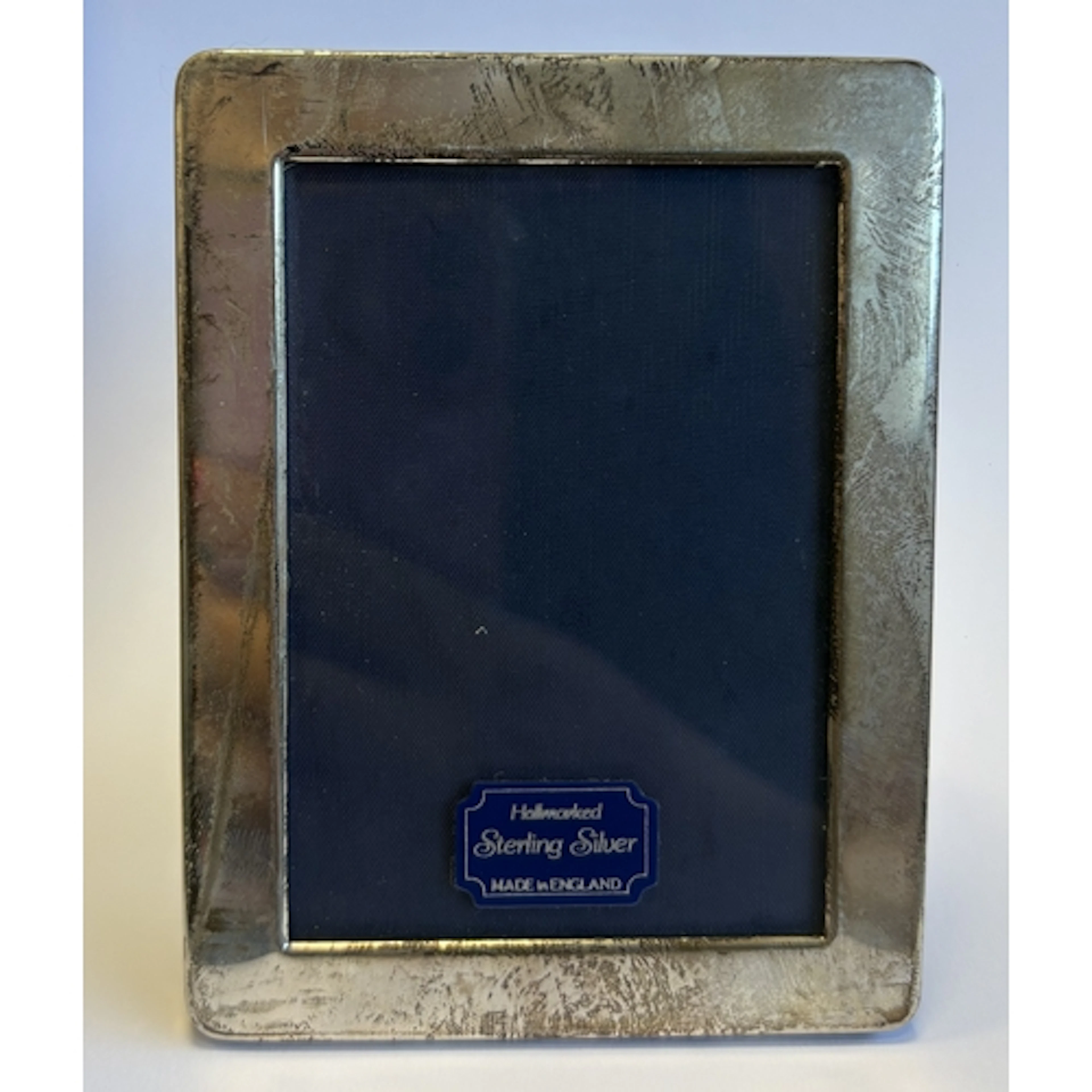 A small silver picture frame. Est. £20 - £30.