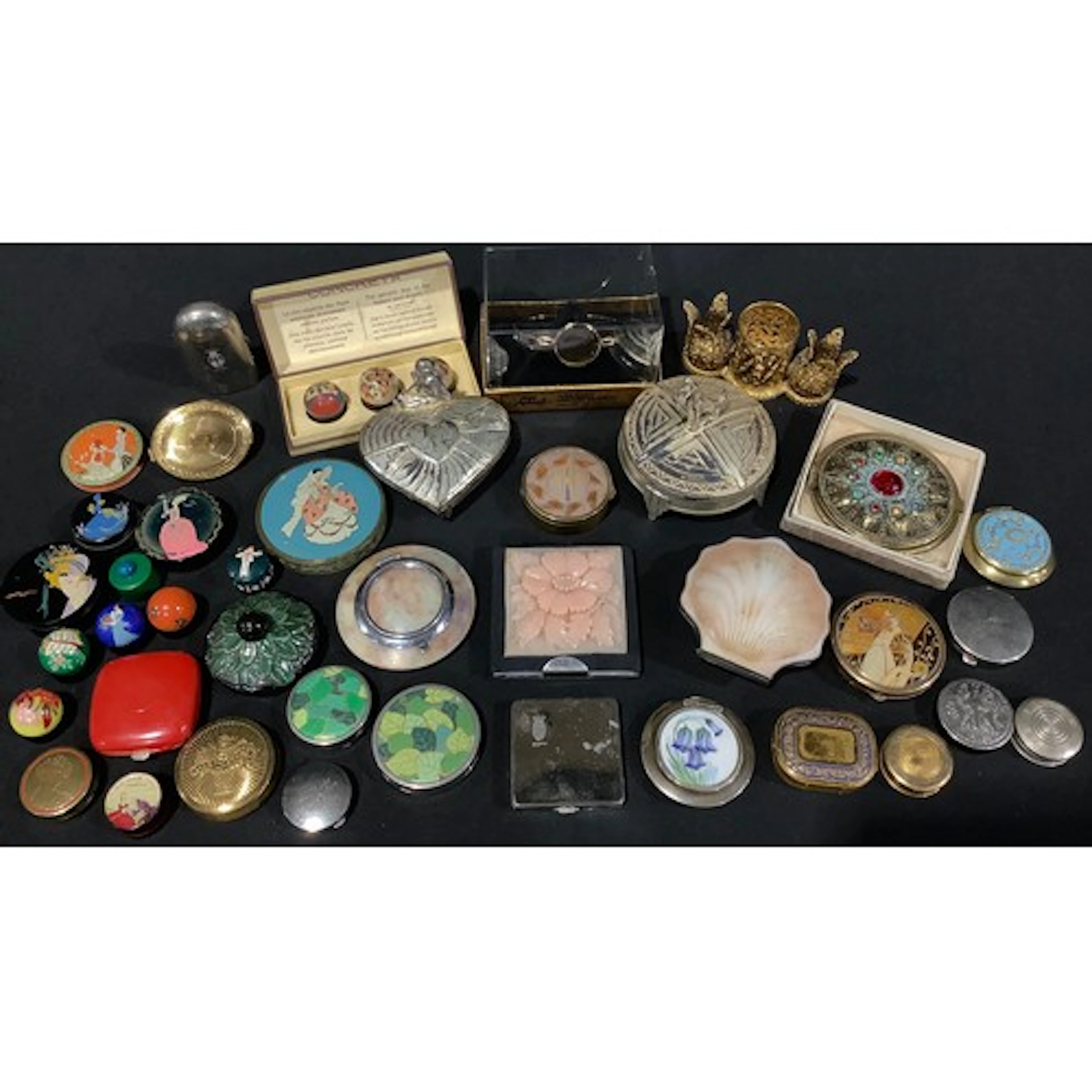 Ladies accessories - a collection of compacts and vanity ite...