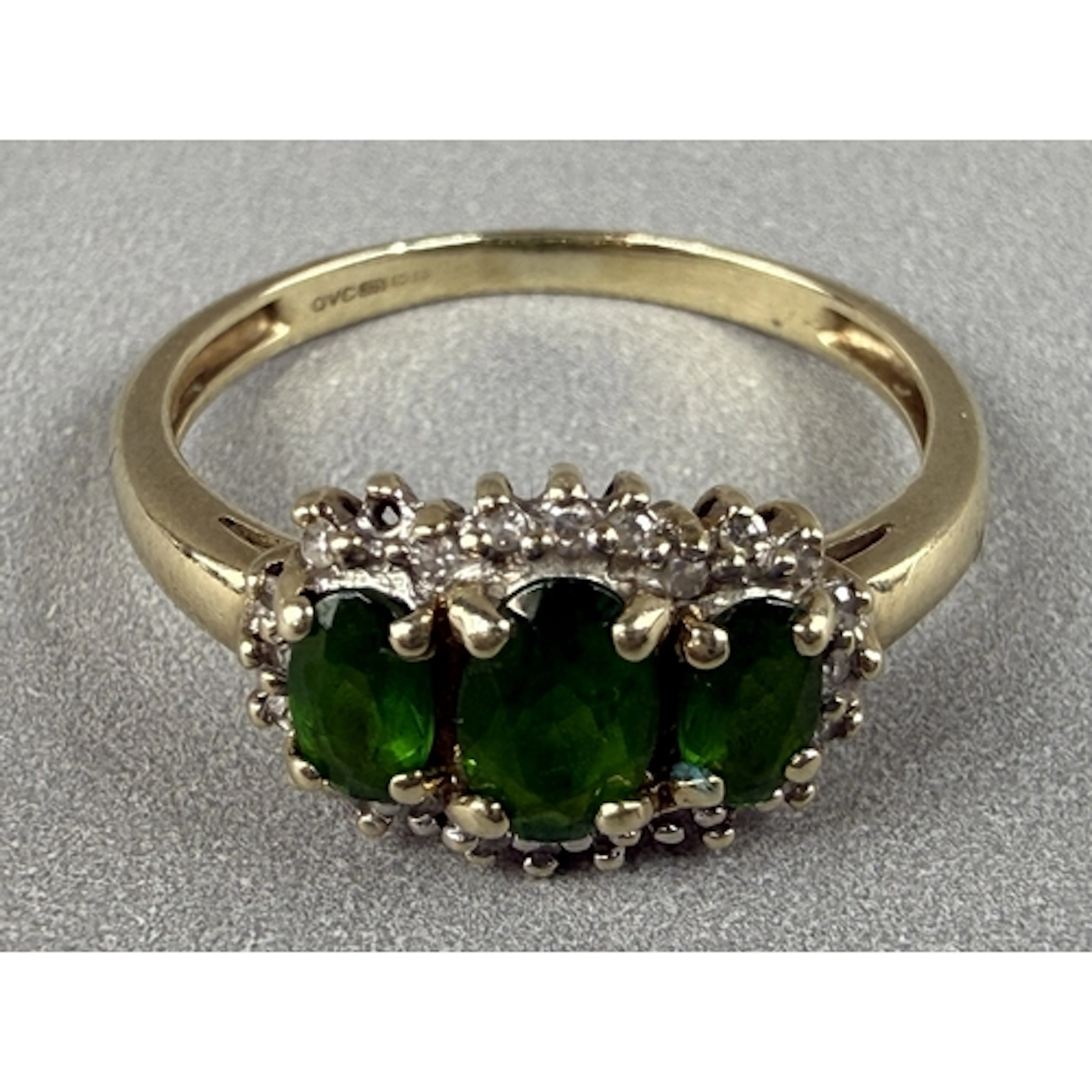 Jewellery: a 9ct yellow gold ring set with three graduated c...