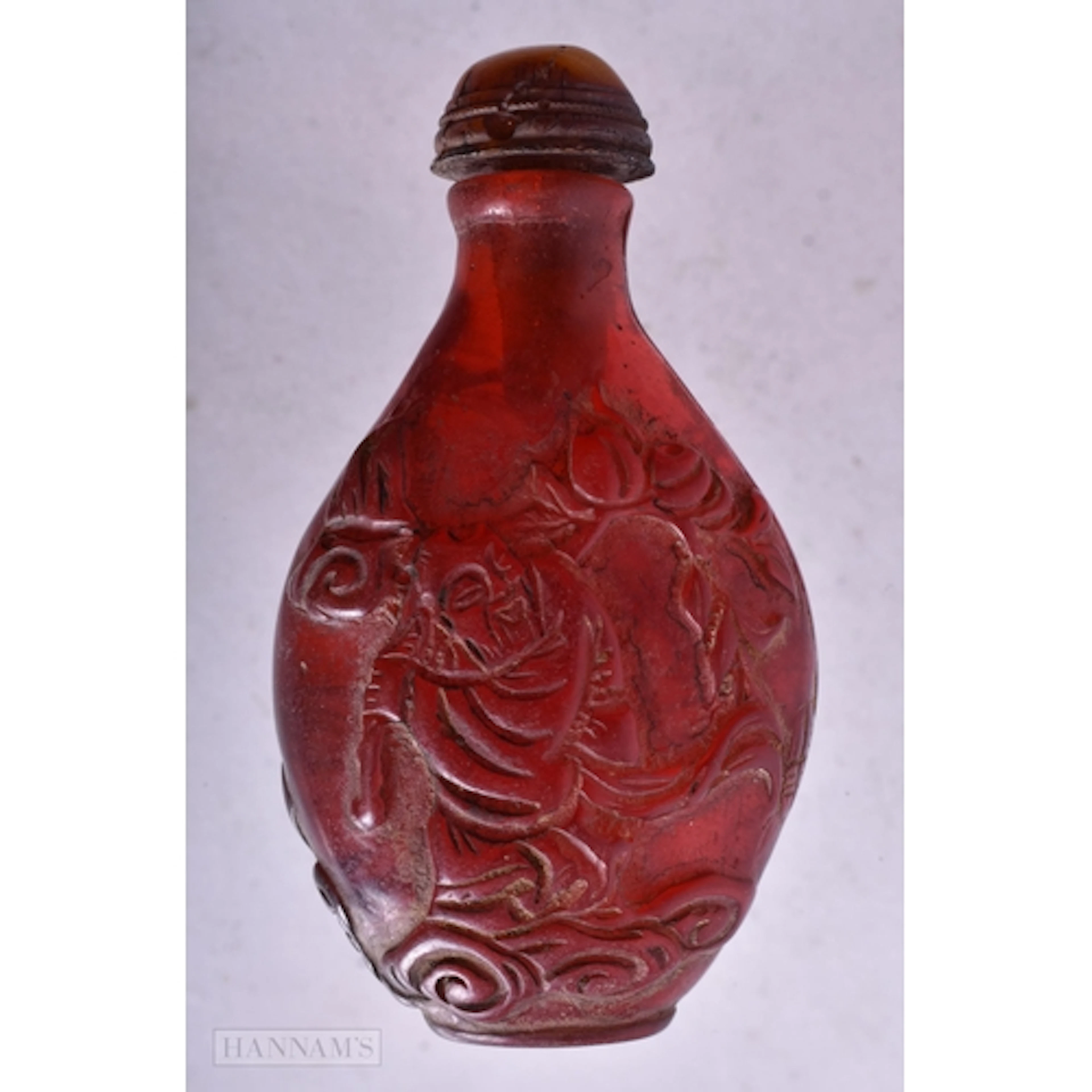A CHINESE SNUFF BOTTLE WITH A AMBER TOP. 7.3 x 2.4 x 4.4 cm