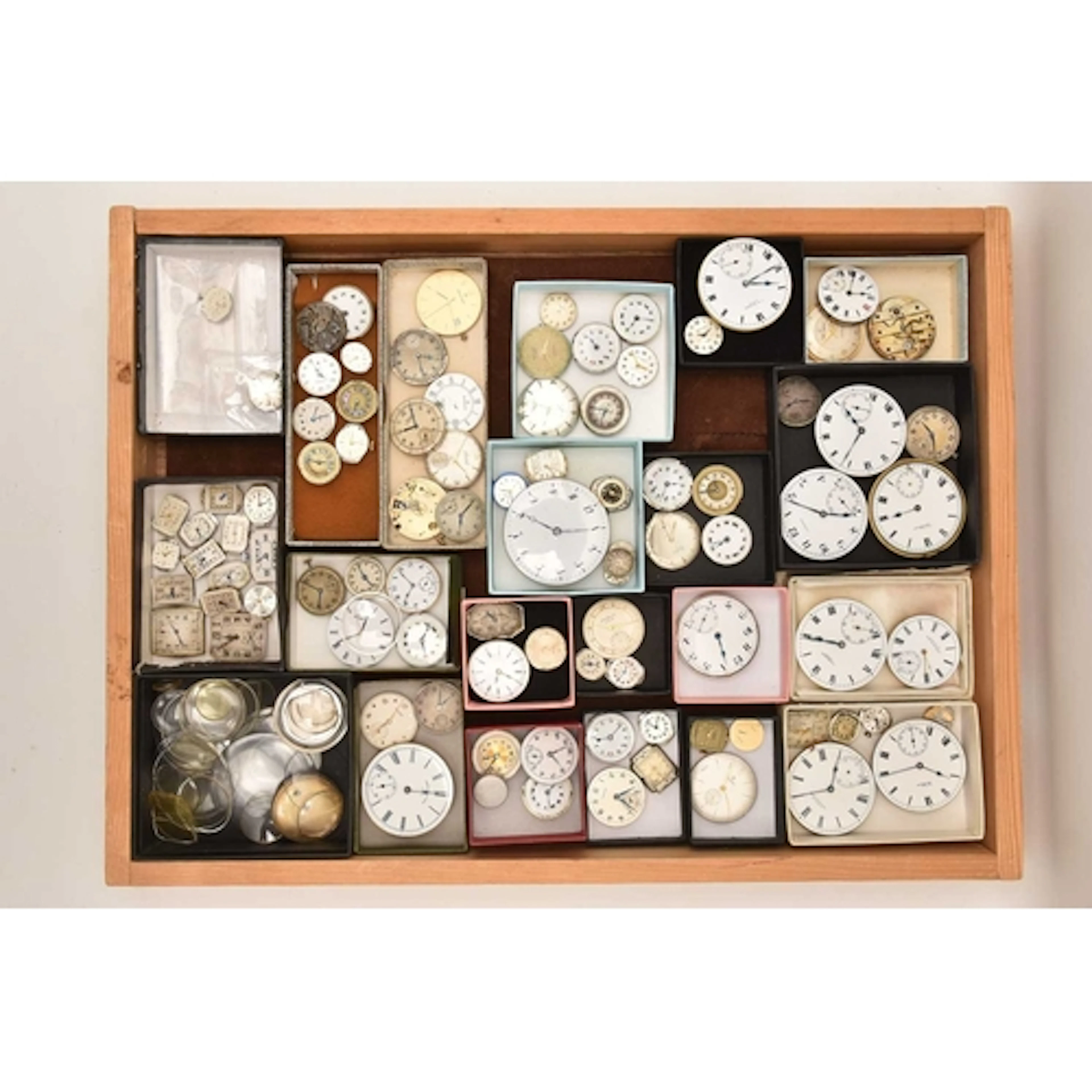 A TRAY OF ASSORTED WATCH AND POCKET WATCH MOVEMENTS, names t...