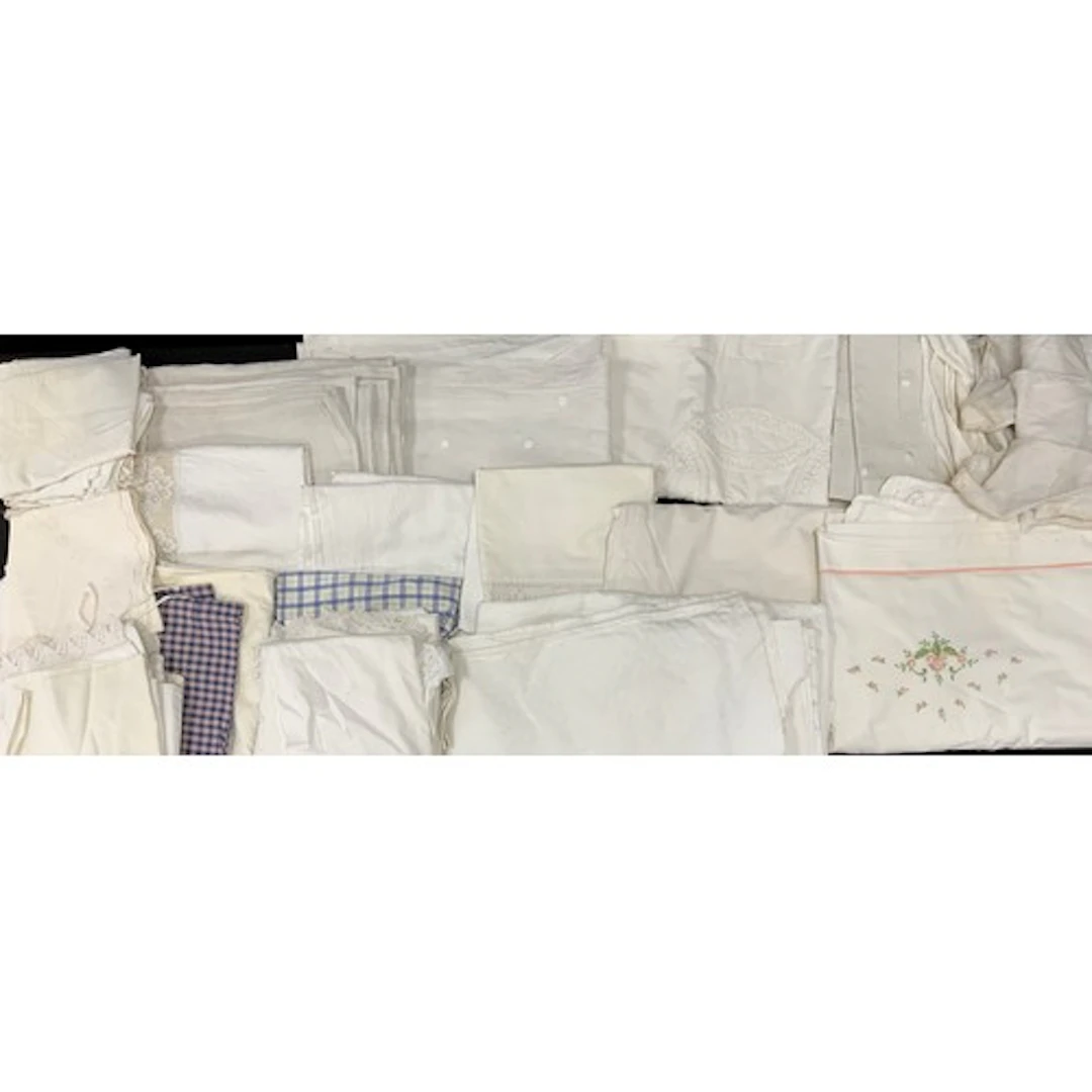 Textiles - a quantity of white linen and cotton tablecloths,...