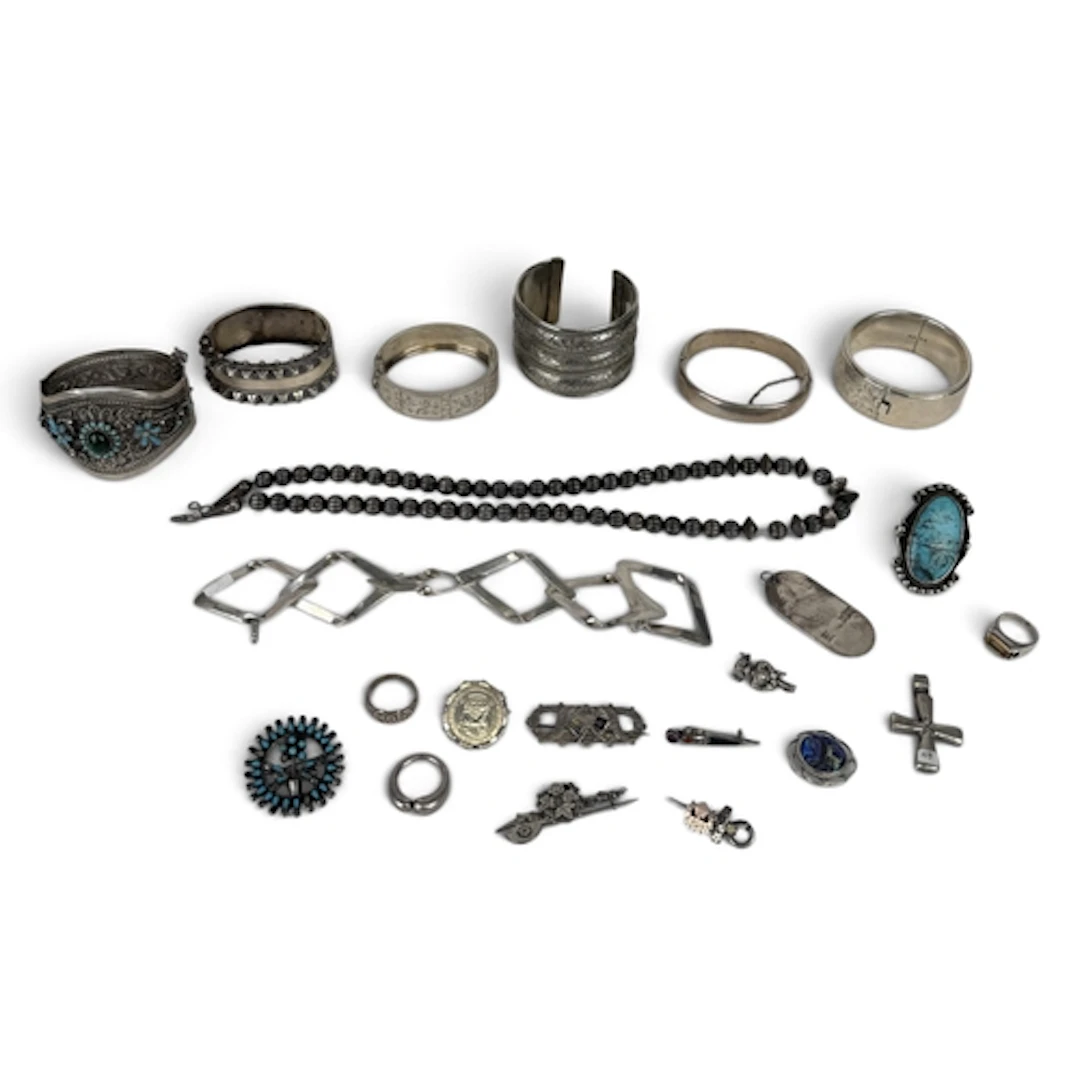 A COLLECTION OF SILVER JEWELLERY TO INCLUDE BANGLES, RINGS A...