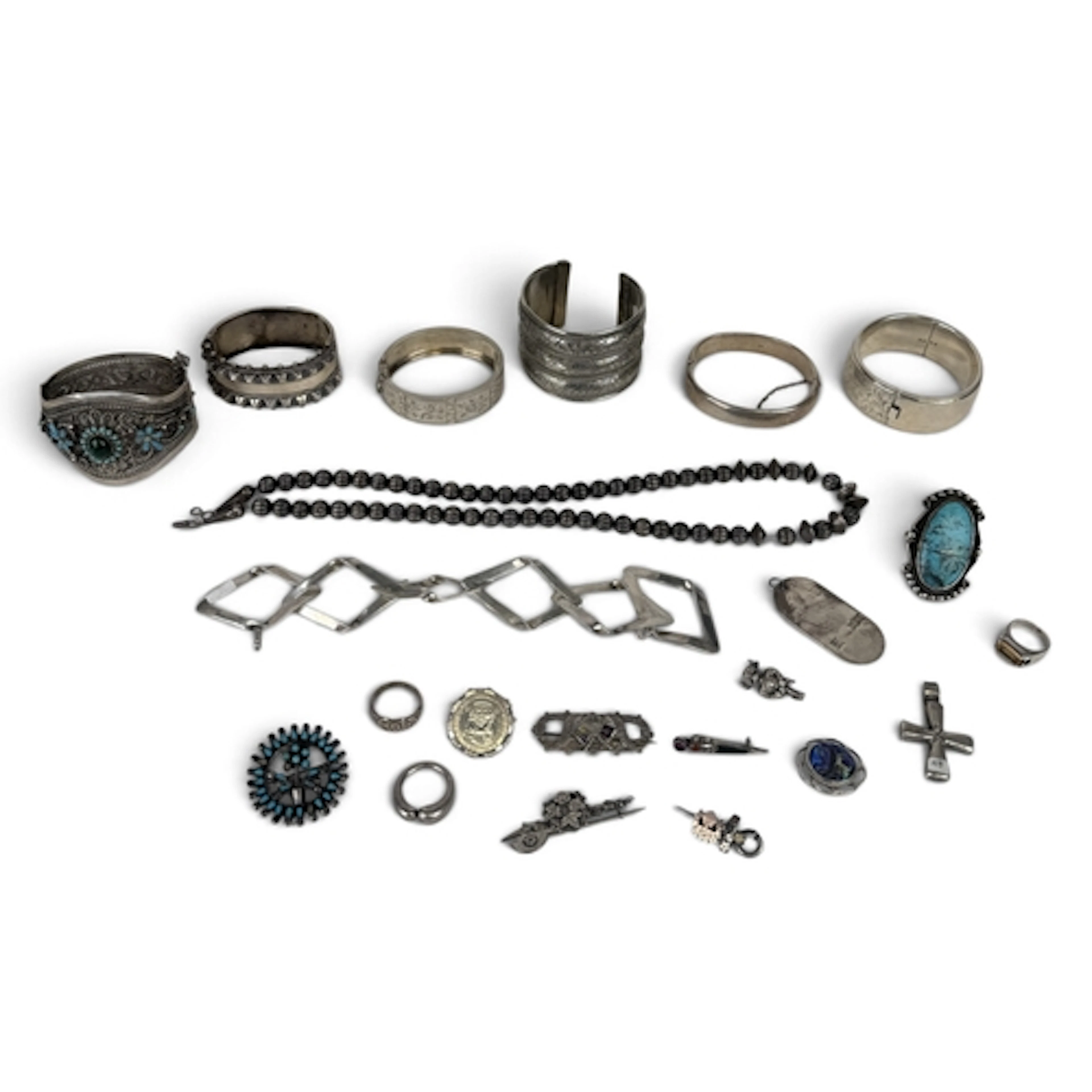 A COLLECTION OF SILVER JEWELLERY TO INCLUDE BANGLES, RINGS A...