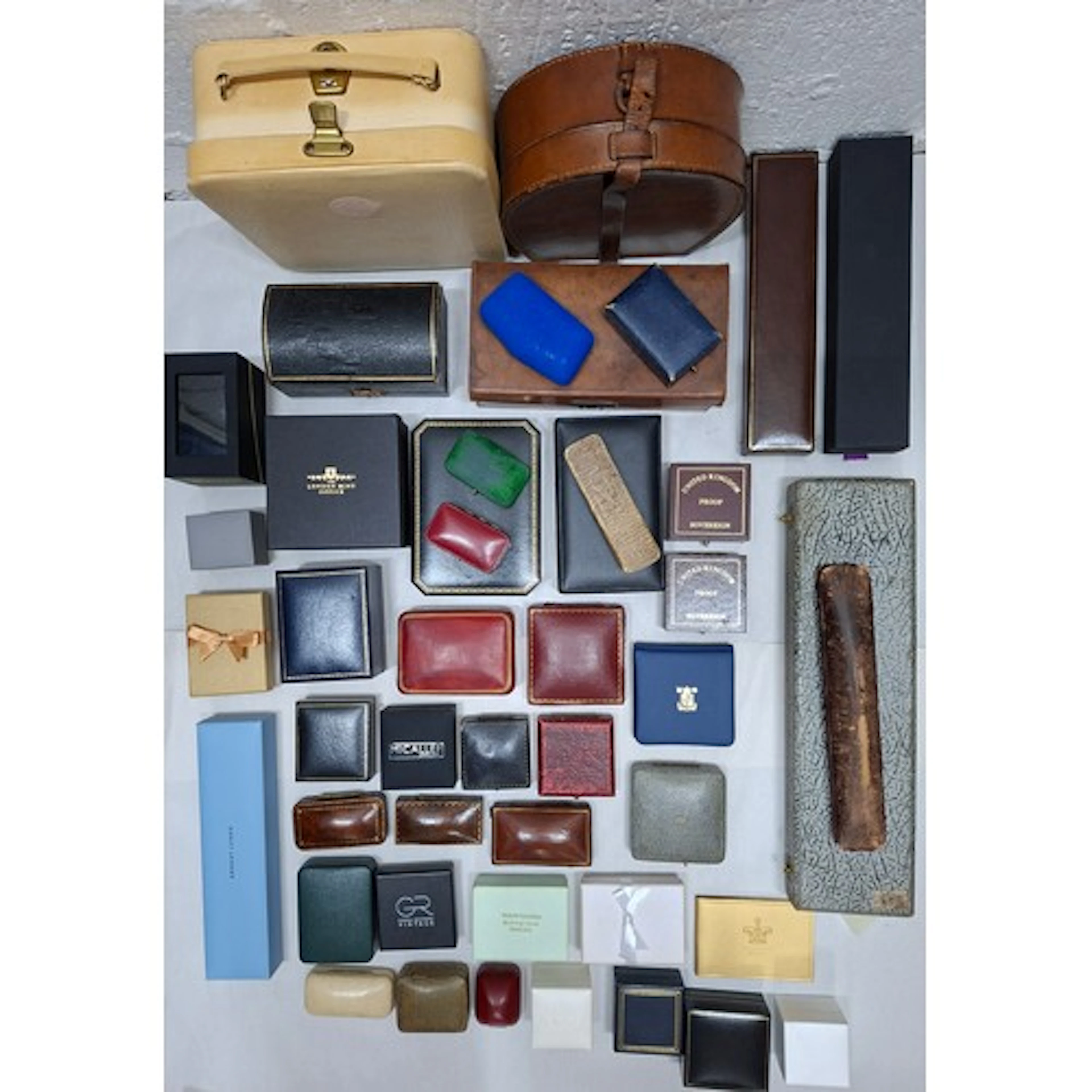 A collection of small vintage jewellery, watch, coin and lea...