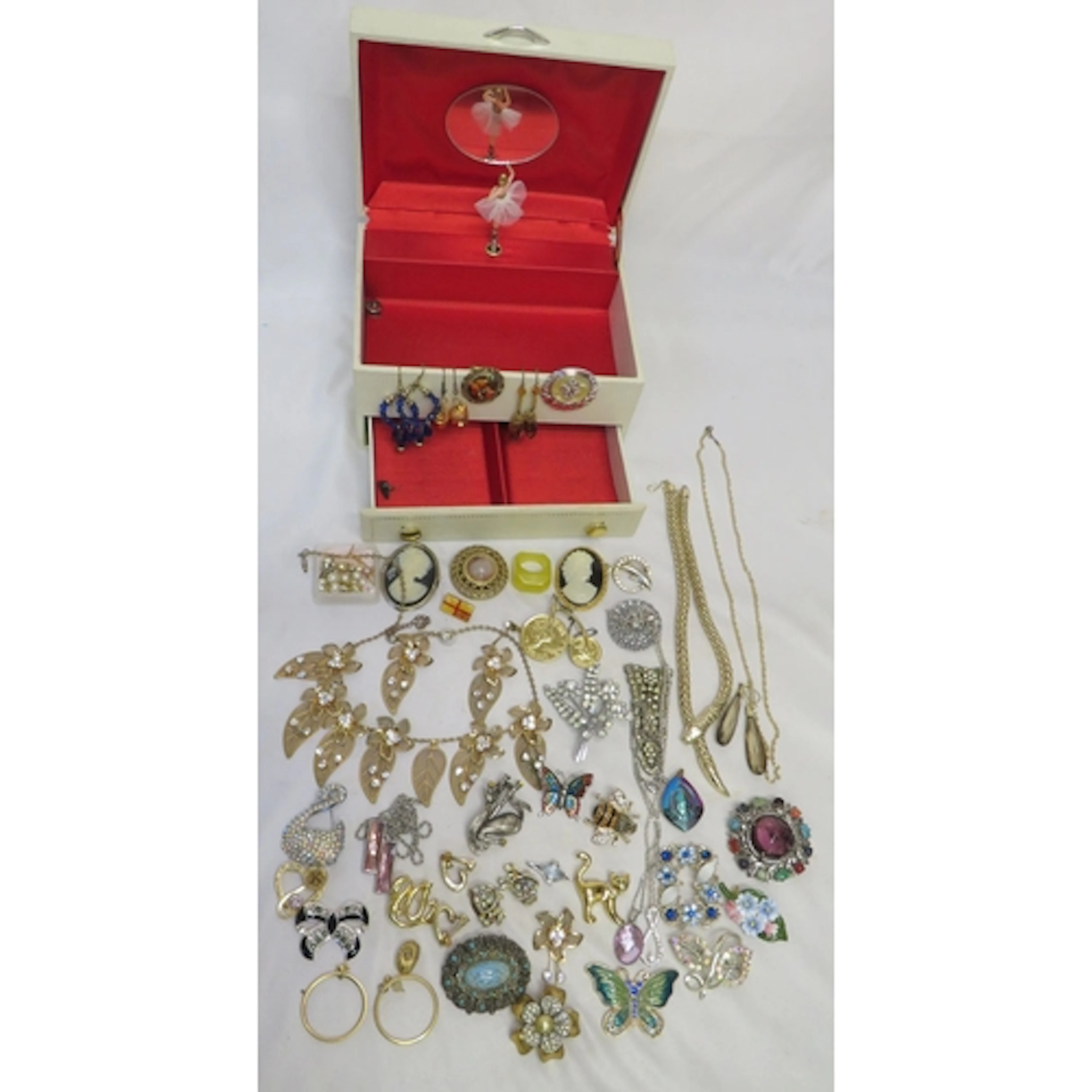 Costume Jewellery incl. penny farthing shaped brooch, gold t...