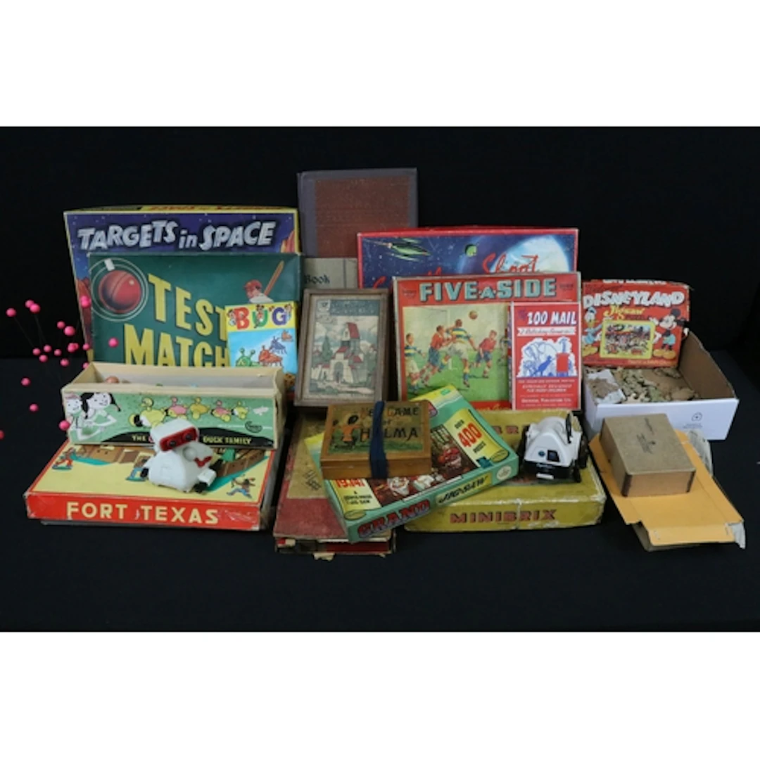 Collection of vintage games and toys to include cased The Mu...