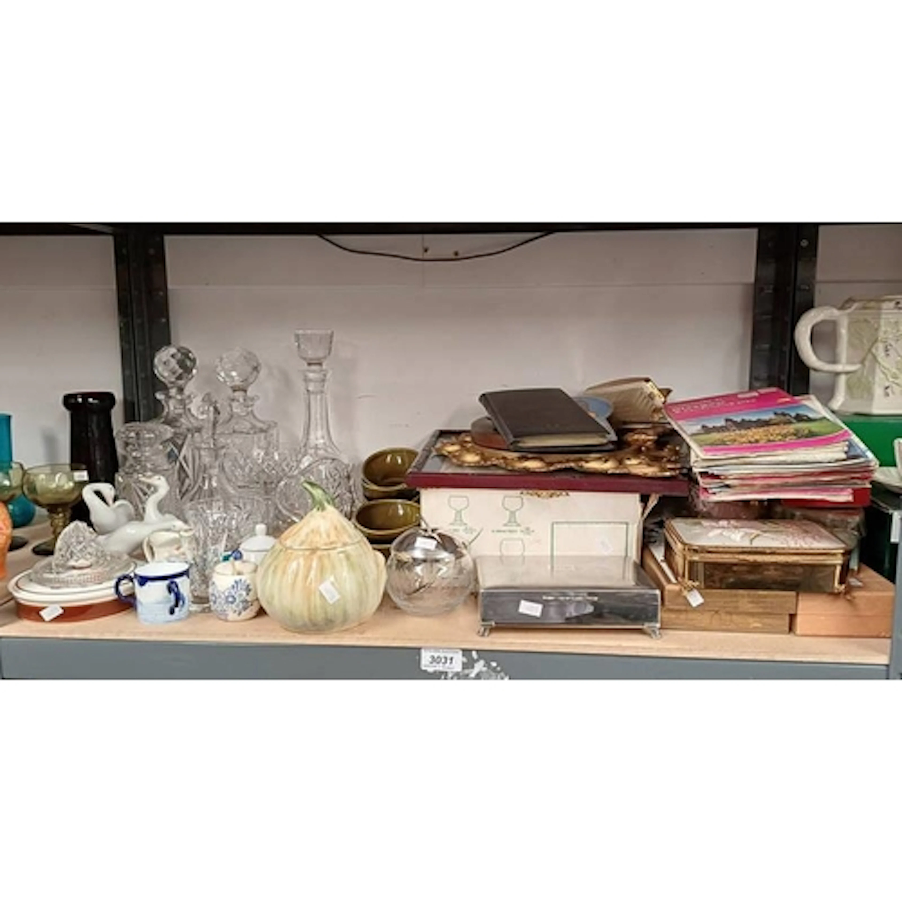 SELECTION OF VARIOUS ITEMS INCLUDING LLADRO PORCELAIN SWAN O...