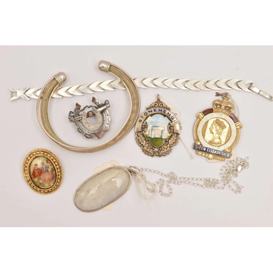 A SMALL ASSORTMENT OF SILVER/WHITE METAL JEWELLERY, to inclu...