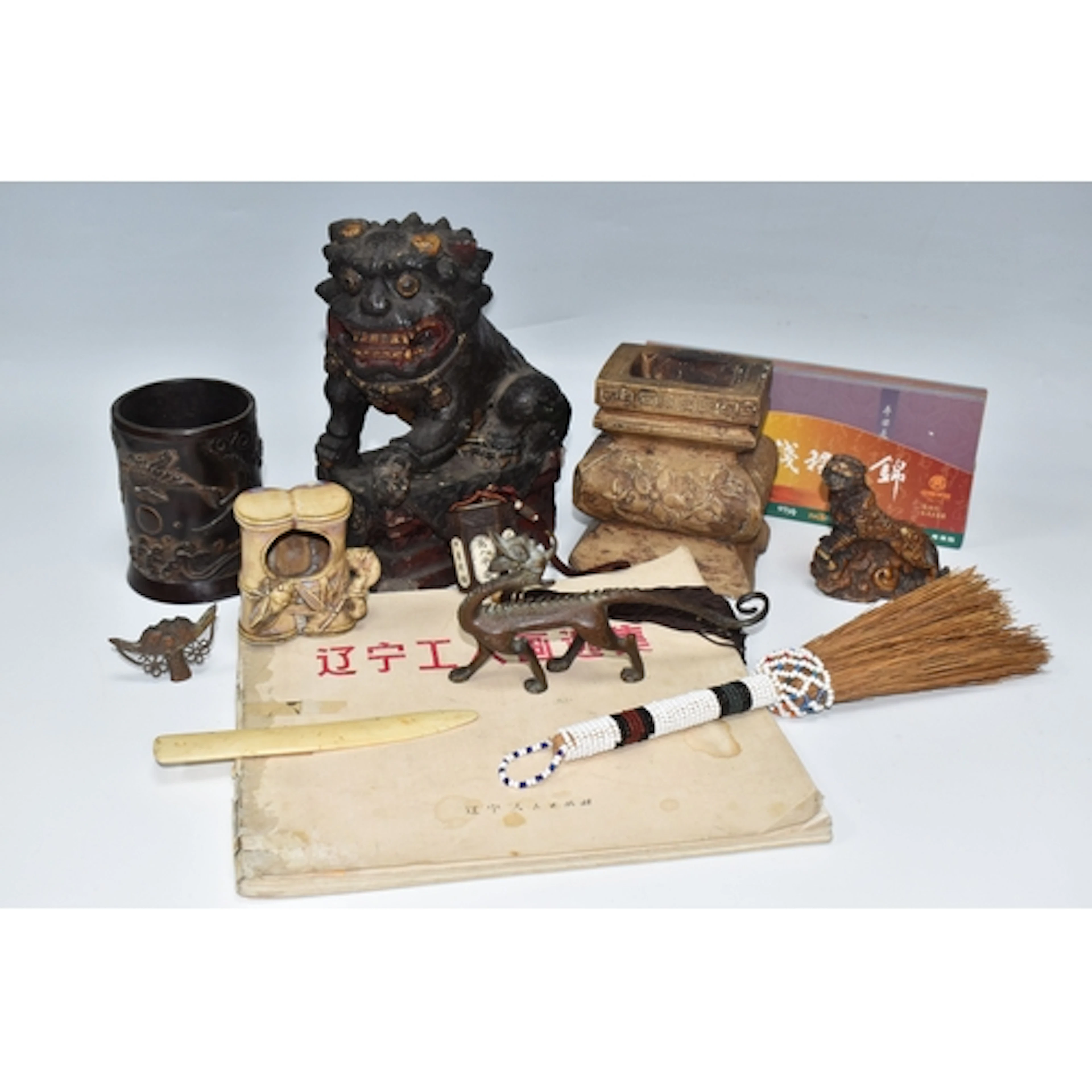 A GROUP OF MOSTLY CHINESE INTEREST ITEMS ETC to include a po...