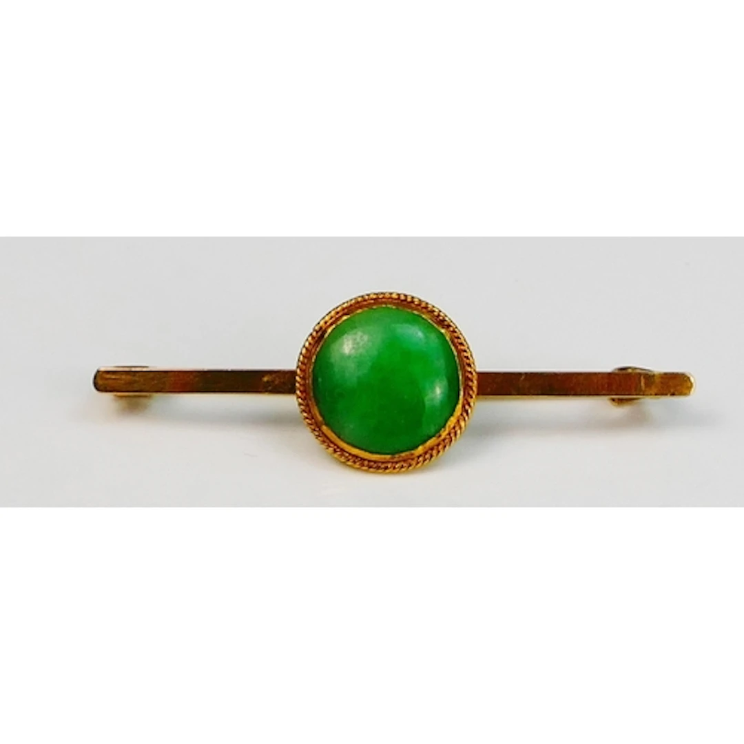 An antique jade brooch in a 9ct yellow gold setting, 14.9mm ...