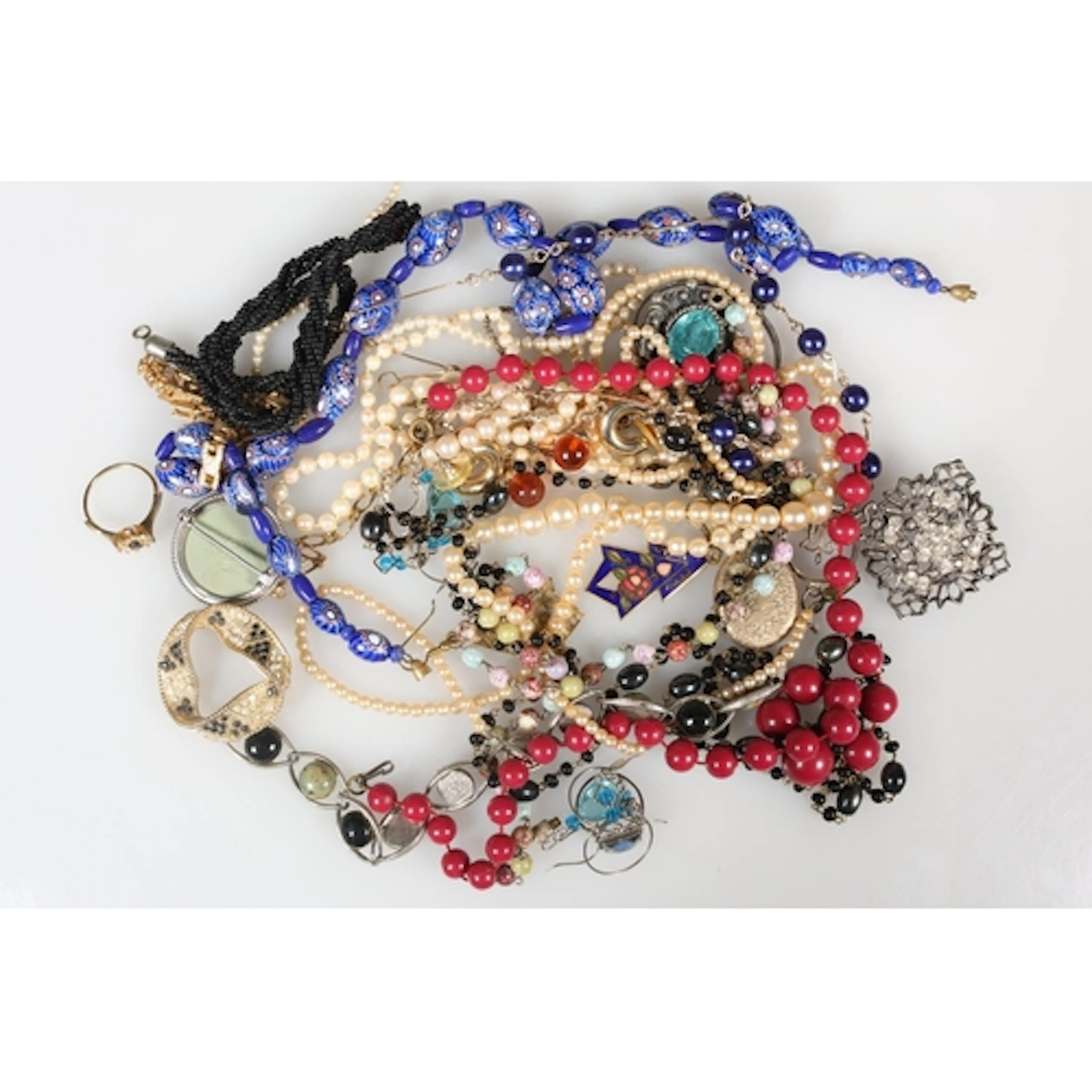 Costume jewellery to include a Venetian style millefiori gla...