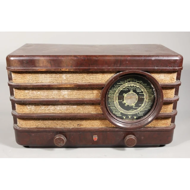 Vintage Philips valve table top radio receiver.