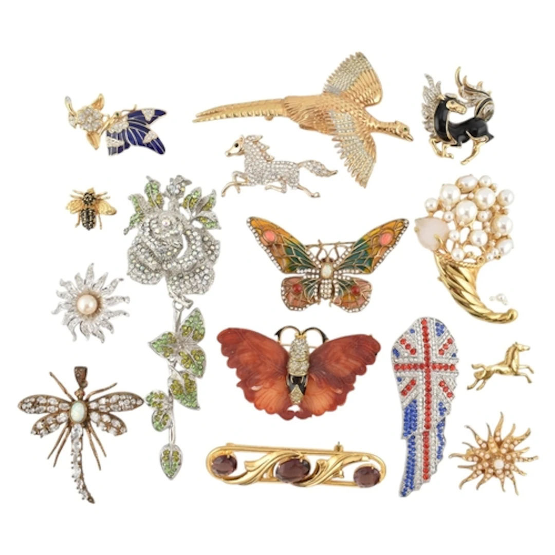 A selection of brooch pins. Fifteen items to include: butter...