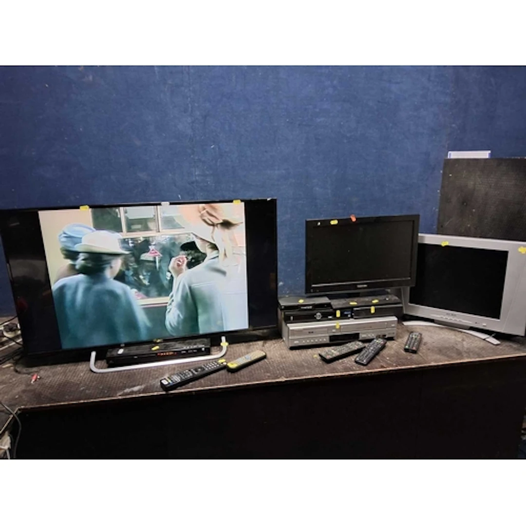 A JVC LT 40C590 40in TV with remote (PAT pass and working) a...