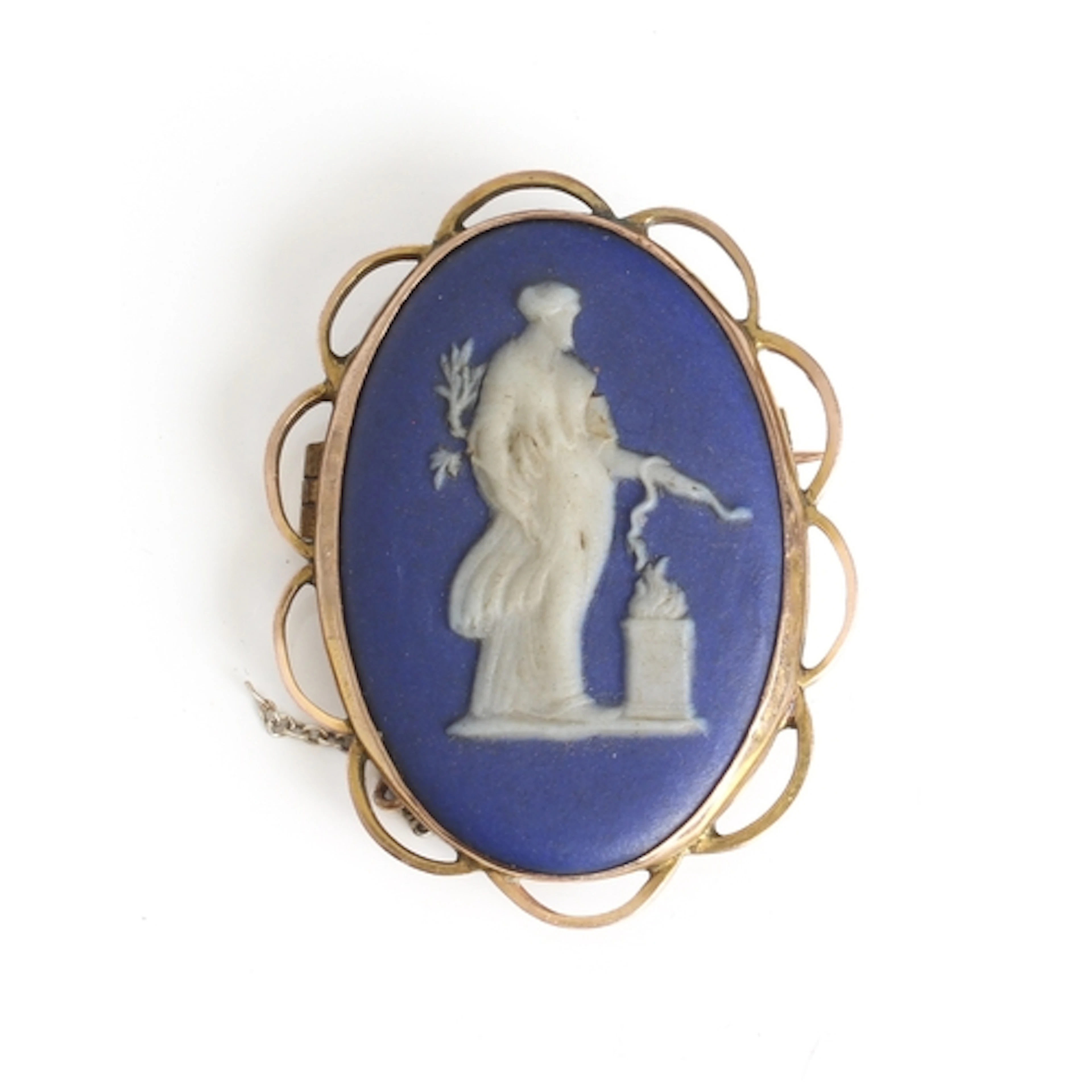 A 9ct gold framed Wedgwood brooch, 8.7g.
