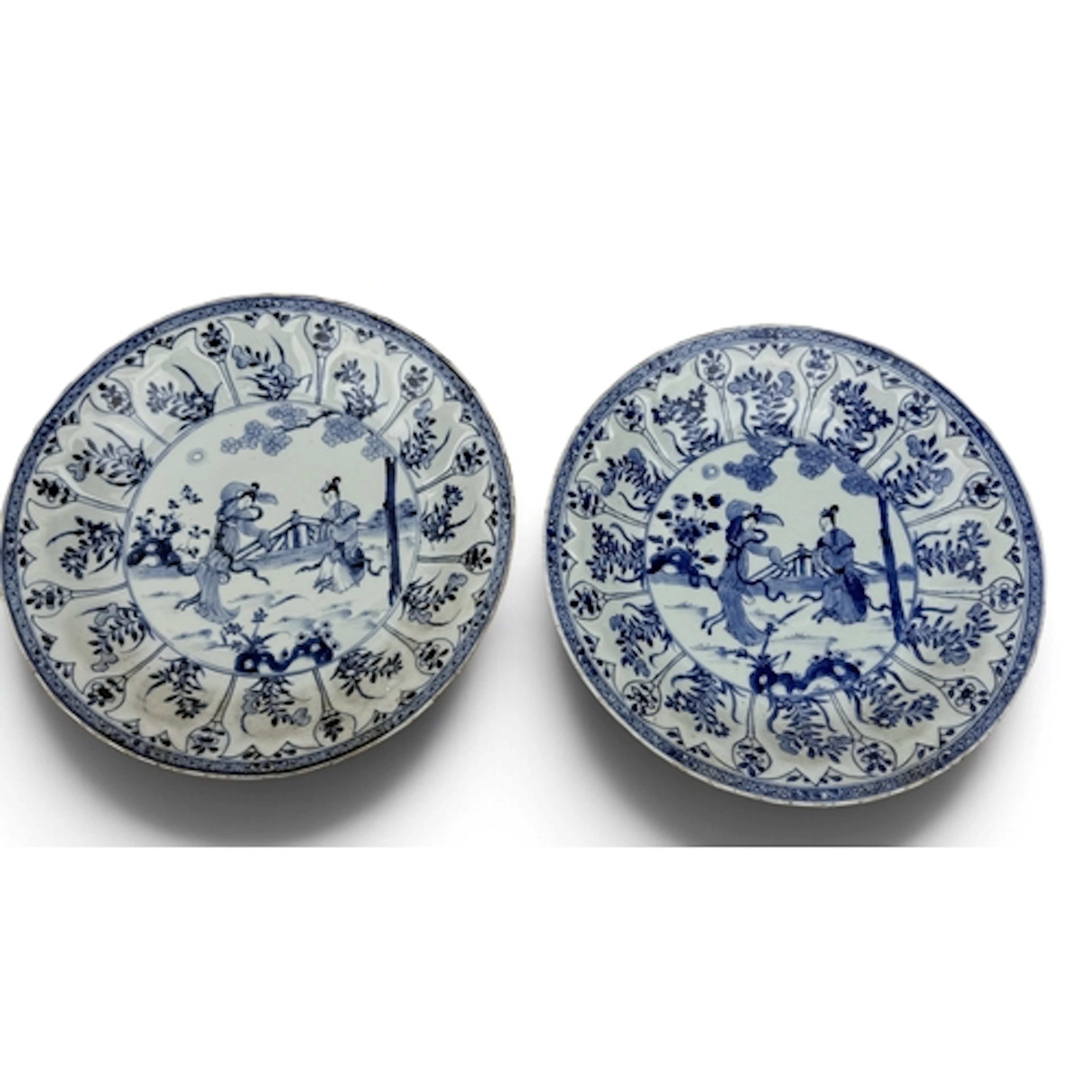 A PAIR OF CHINESE 18TH CENTURY BLUE AND WHITE KRAAK PORCELAI...