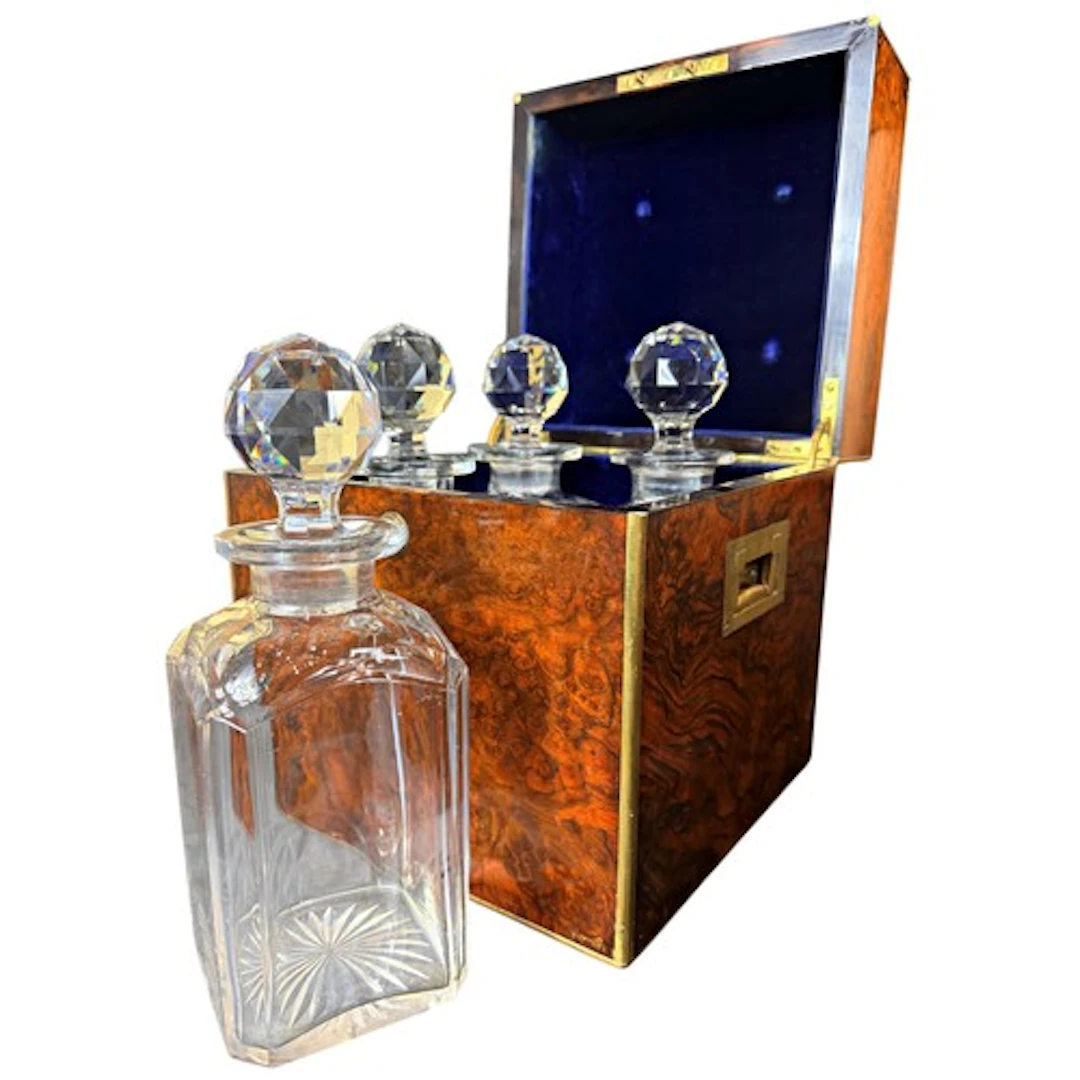 A good 19th century locking decanter box of large proportion...