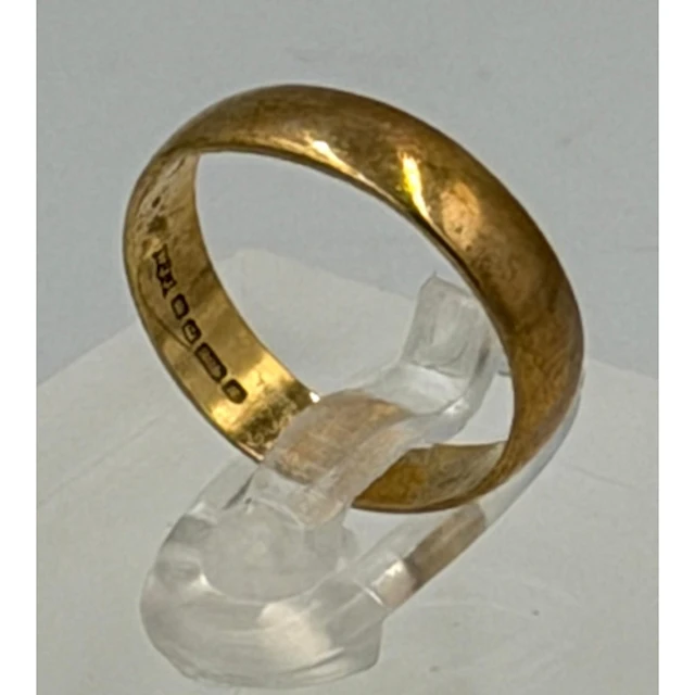 A 9ct yellow gold wedding band approximate weight 1.4g and s...
