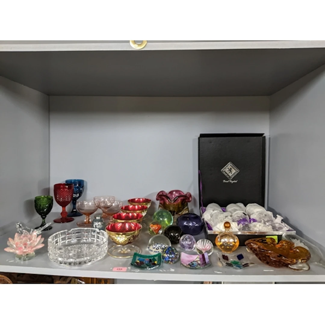 A mixed lot of art and table glass to include a boxed set of...