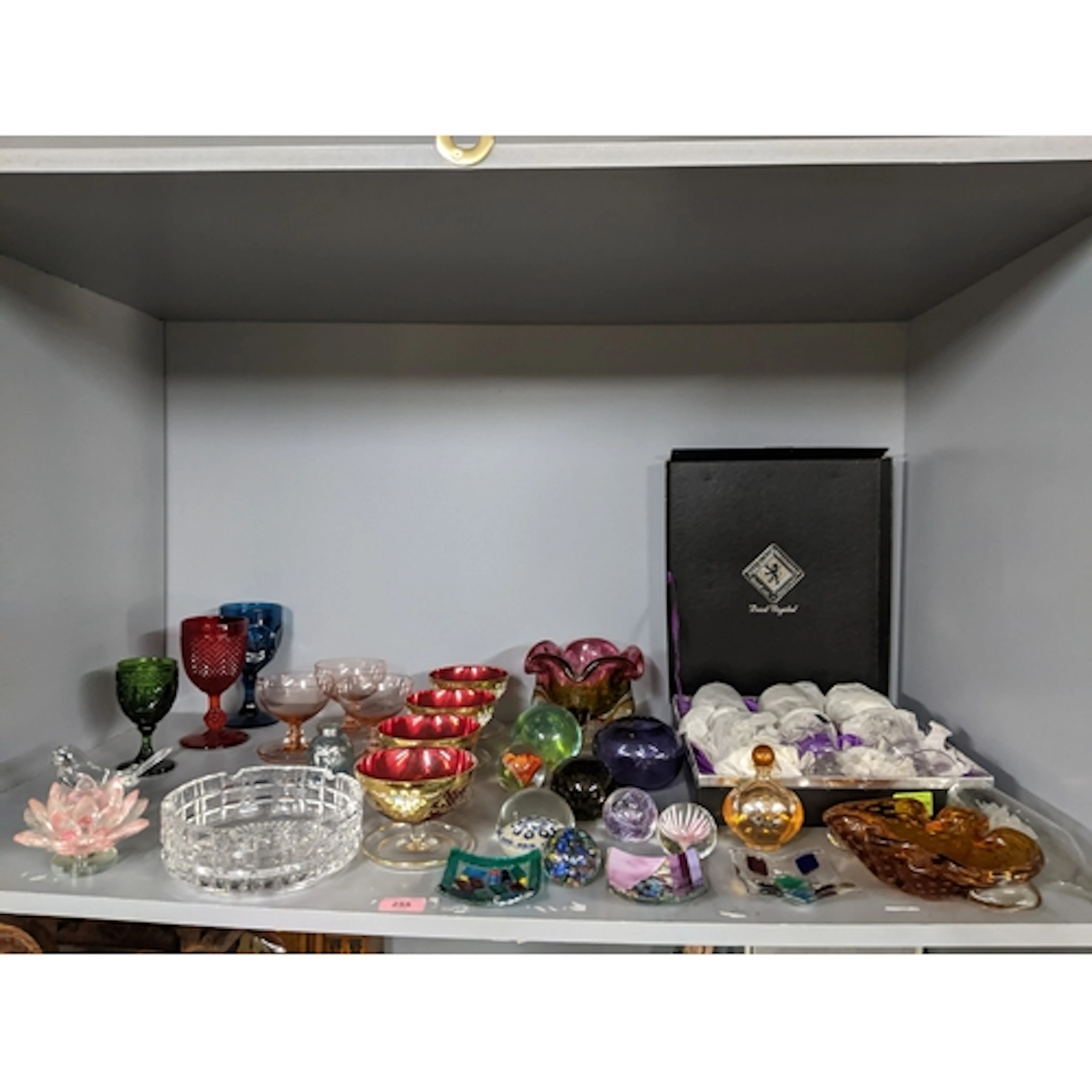 A mixed lot of art and table glass to include a boxed set of...