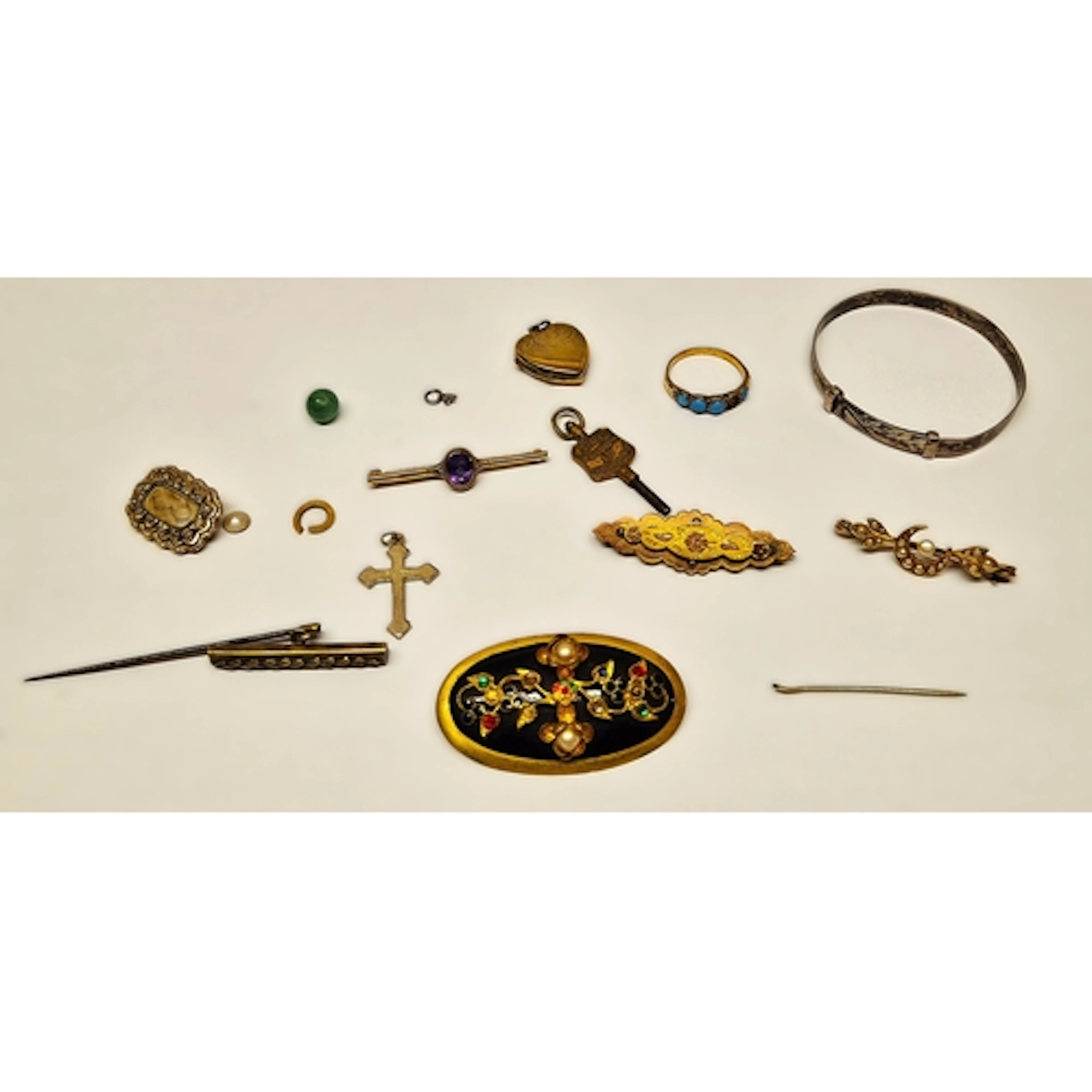 Group of decorative jewellery to include mourning type brooc...